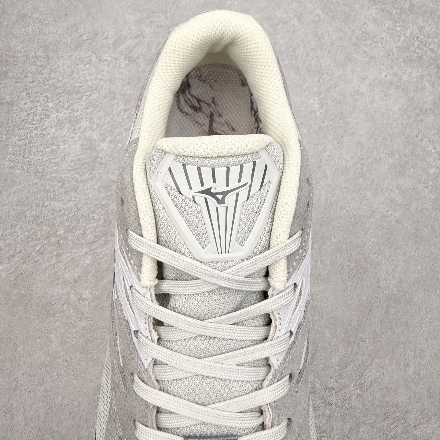 图片[5]-Mizuno Wave Prophecy LS 经典百搭跑步鞋 男女同款 美津浓（Mizuno）是日本美津浓株式会社于1906年创立的运动品牌，经过一个多世纪的不断努力现已成为世界著名的运动器具、服装和鞋类生产商。美津浓力求服务于各类运动项目，并竭力使运动生活更加愉快和振奋。产品种类齐全，覆盖几乎全部主要运动项目，达到30万多个品类。尺码：36 36.5 37.5 38 38.5 39 40 40.5 41 42 42.5 43 44 44.5 45-选品中心