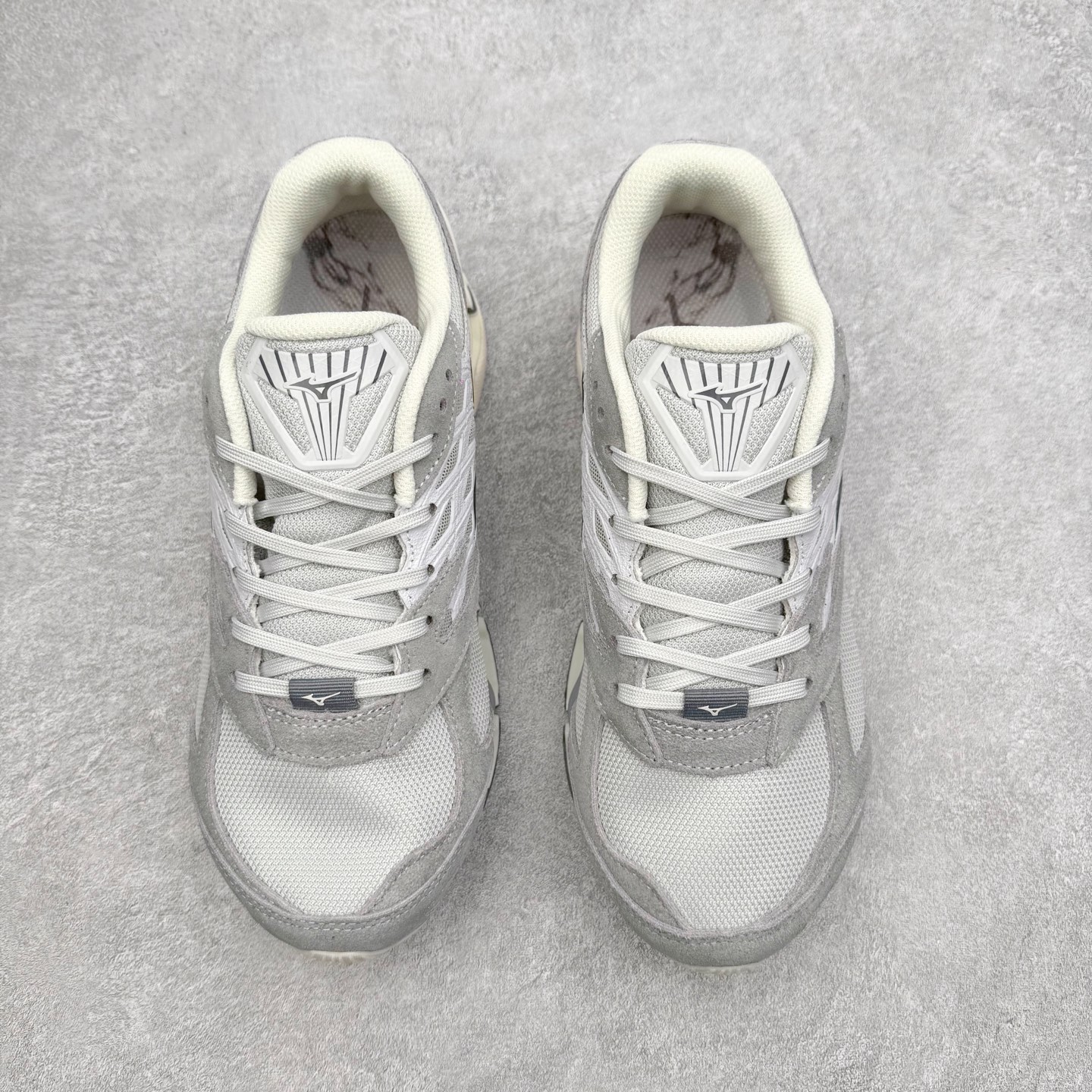 图片[2]-Mizuno Wave Prophecy LS 经典百搭跑步鞋 男女同款 美津浓（Mizuno）是日本美津浓株式会社于1906年创立的运动品牌，经过一个多世纪的不断努力现已成为世界著名的运动器具、服装和鞋类生产商。美津浓力求服务于各类运动项目，并竭力使运动生活更加愉快和振奋。产品种类齐全，覆盖几乎全部主要运动项目，达到30万多个品类。尺码：36 36.5 37.5 38 38.5 39 40 40.5 41 42 42.5 43 44 44.5 45-选品中心