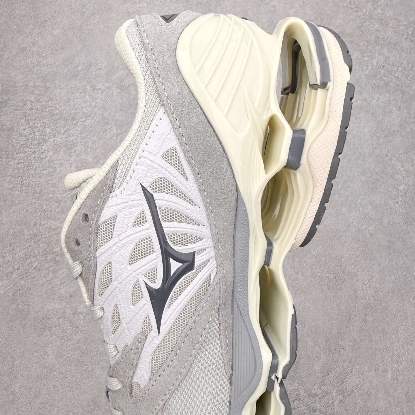 图片[7]-Mizuno Wave Prophecy LS 经典百搭跑步鞋 男女同款 美津浓（Mizuno）是日本美津浓株式会社于1906年创立的运动品牌，经过一个多世纪的不断努力现已成为世界著名的运动器具、服装和鞋类生产商。美津浓力求服务于各类运动项目，并竭力使运动生活更加愉快和振奋。产品种类齐全，覆盖几乎全部主要运动项目，达到30万多个品类。尺码：36 36.5 37.5 38 38.5 39 40 40.5 41 42 42.5 43 44 44.5 45-选品中心