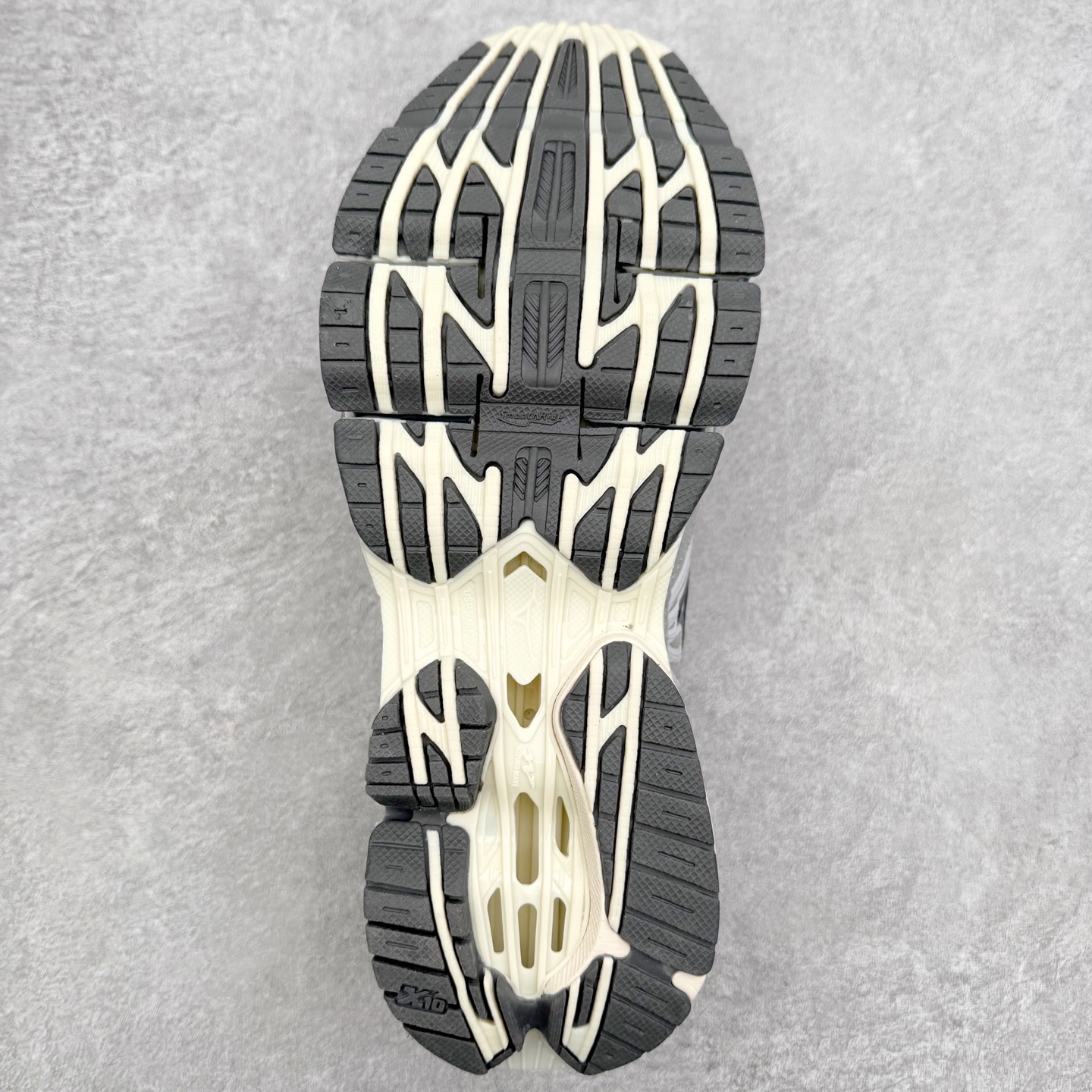 图片[9]-Mizuno Wave Prophecy LS 经典百搭跑步鞋 男女同款 美津浓（Mizuno）是日本美津浓株式会社于1906年创立的运动品牌，经过一个多世纪的不断努力现已成为世界著名的运动器具、服装和鞋类生产商。美津浓力求服务于各类运动项目，并竭力使运动生活更加愉快和振奋。产品种类齐全，覆盖几乎全部主要运动项目，达到30万多个品类。尺码：36 36.5 37.5 38 38.5 39 40 40.5 41 42 42.5 43 44 44.5 45-选品中心