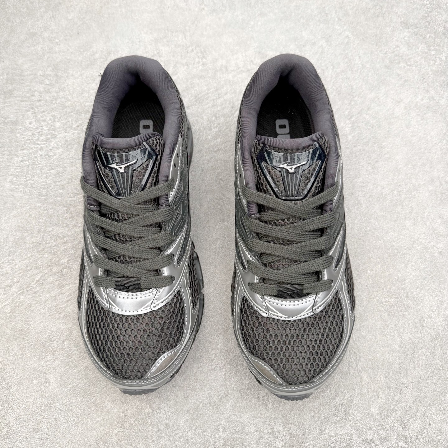 图片[2]-Mizuno Wave Prophecy LS 经典百搭跑步鞋 男女同款 美津浓（Mizuno）是日本美津浓株式会社于1906年创立的运动品牌，经过一个多世纪的不断努力现已成为世界著名的运动器具、服装和鞋类生产商。美津浓力求服务于各类运动项目，并竭力使运动生活更加愉快和振奋。产品种类齐全，覆盖几乎全部主要运动项目，达到30万多个品类。尺码：36 36.5 37.5 38 38.5 39 40 40.5 41 42 42.5 43 44 44.5 45-选品中心