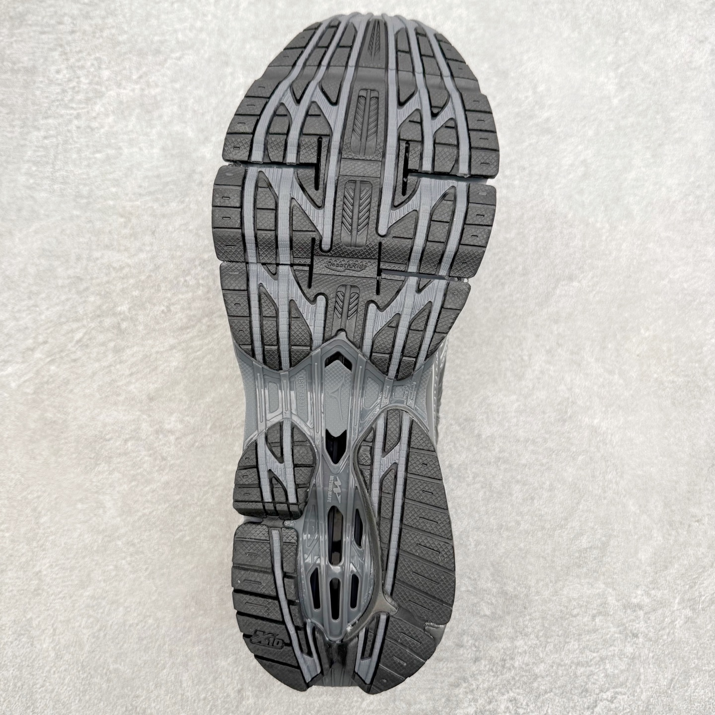 图片[9]-Mizuno Wave Prophecy LS 经典百搭跑步鞋 男女同款 美津浓（Mizuno）是日本美津浓株式会社于1906年创立的运动品牌，经过一个多世纪的不断努力现已成为世界著名的运动器具、服装和鞋类生产商。美津浓力求服务于各类运动项目，并竭力使运动生活更加愉快和振奋。产品种类齐全，覆盖几乎全部主要运动项目，达到30万多个品类。尺码：36 36.5 37.5 38 38.5 39 40 40.5 41 42 42.5 43 44 44.5 45-选品中心