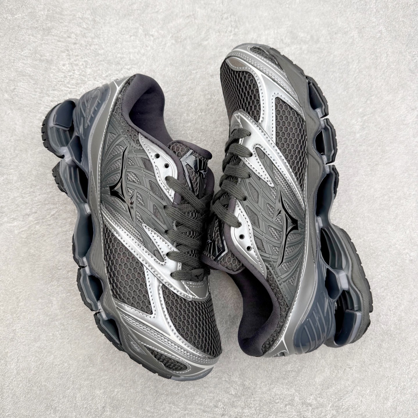 图片[3]-Mizuno Wave Prophecy LS 经典百搭跑步鞋 男女同款 美津浓（Mizuno）是日本美津浓株式会社于1906年创立的运动品牌，经过一个多世纪的不断努力现已成为世界著名的运动器具、服装和鞋类生产商。美津浓力求服务于各类运动项目，并竭力使运动生活更加愉快和振奋。产品种类齐全，覆盖几乎全部主要运动项目，达到30万多个品类。尺码：36 36.5 37.5 38 38.5 39 40 40.5 41 42 42.5 43 44 44.5 45-选品中心