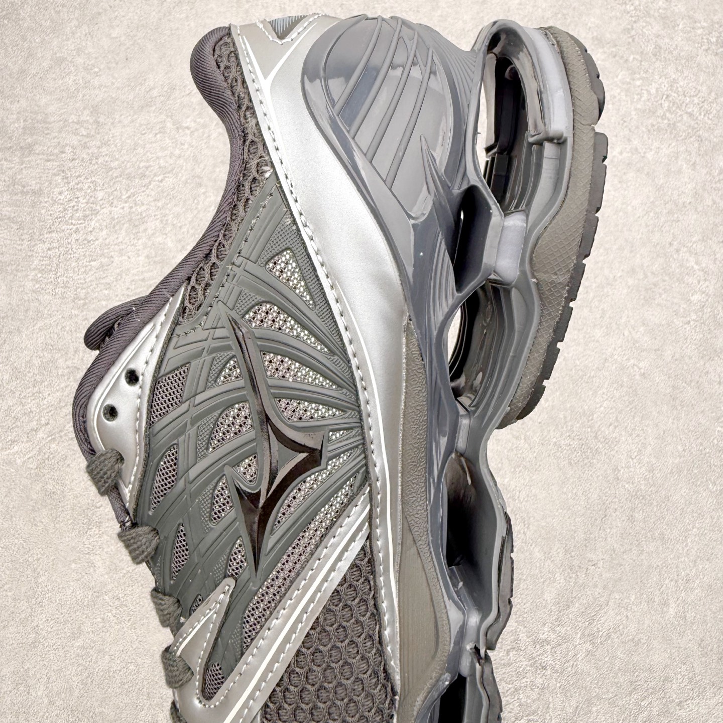 图片[7]-Mizuno Wave Prophecy LS 经典百搭跑步鞋 男女同款 美津浓（Mizuno）是日本美津浓株式会社于1906年创立的运动品牌，经过一个多世纪的不断努力现已成为世界著名的运动器具、服装和鞋类生产商。美津浓力求服务于各类运动项目，并竭力使运动生活更加愉快和振奋。产品种类齐全，覆盖几乎全部主要运动项目，达到30万多个品类。尺码：36 36.5 37.5 38 38.5 39 40 40.5 41 42 42.5 43 44 44.5 45-选品中心