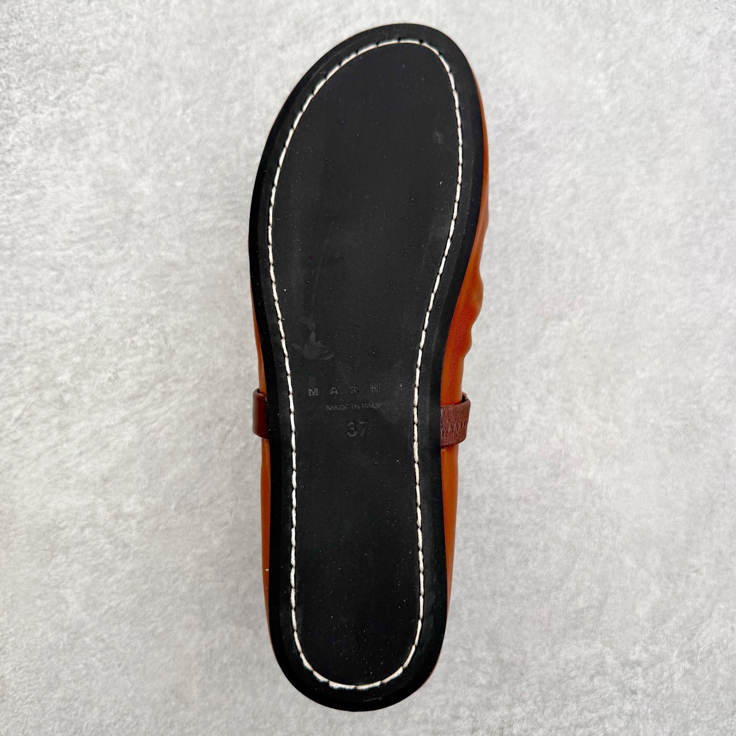 图片[9]-MARNI玛尼26Fw 褶皱蝴蝶结芭蕾舞鞋平底玛丽珍单鞋 圆头轮廓、撞色鞋面、棕色蝴蝶结与鞋口绑带，整体呈现可爱、极简的调性。 超嗲的MARNI 芭蕾舞鞋，拼色自带松弛感系带甜酷得刚好。属于Balletcore的浪漫季节又到了。打开鞋柜，芭蕾舞鞋绝对是那件既能搭配一切又能点亮一切的单品！鞋面：小牛皮 内里垫脚：羊皮 鞋底：开模橡胶大底 尺码：35 36 37 38 39 40-选品中心