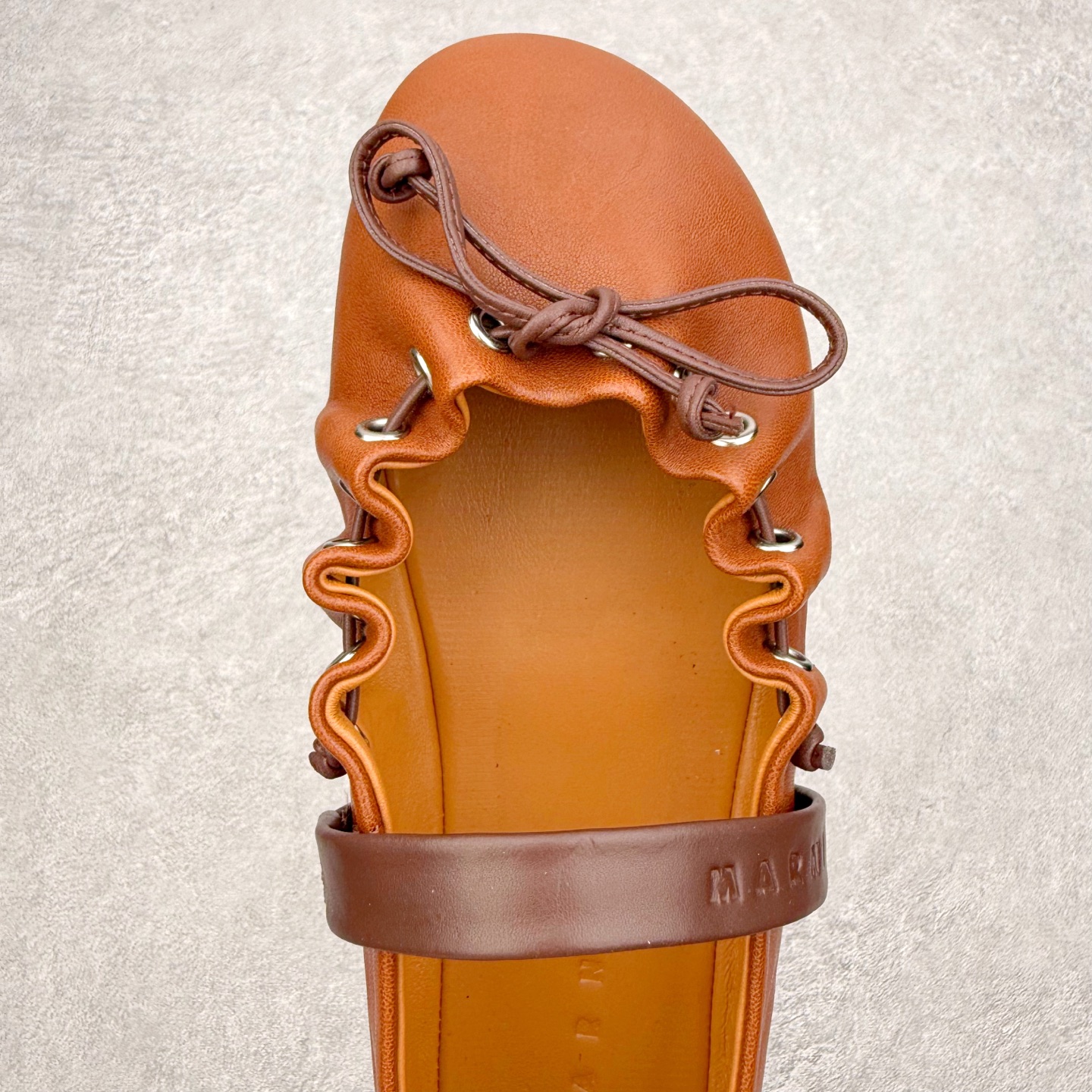 图片[4]-MARNI玛尼26Fw 褶皱蝴蝶结芭蕾舞鞋平底玛丽珍单鞋 圆头轮廓、撞色鞋面、棕色蝴蝶结与鞋口绑带，整体呈现可爱、极简的调性。 超嗲的MARNI 芭蕾舞鞋，拼色自带松弛感系带甜酷得刚好。属于Balletcore的浪漫季节又到了。打开鞋柜，芭蕾舞鞋绝对是那件既能搭配一切又能点亮一切的单品！鞋面：小牛皮 内里垫脚：羊皮 鞋底：开模橡胶大底 尺码：35 36 37 38 39 40-选品中心