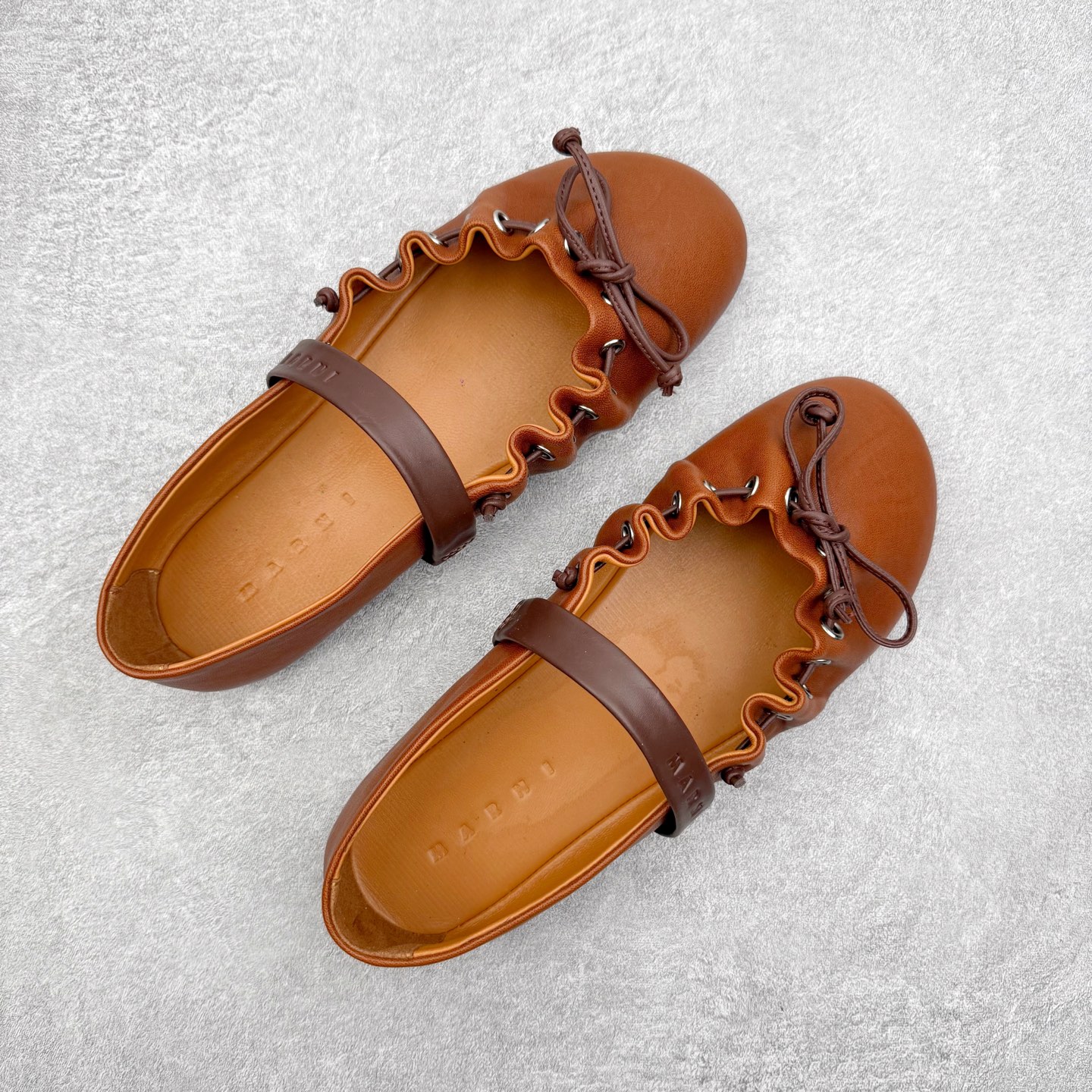 图片[3]-MARNI玛尼26Fw 褶皱蝴蝶结芭蕾舞鞋平底玛丽珍单鞋 圆头轮廓、撞色鞋面、棕色蝴蝶结与鞋口绑带，整体呈现可爱、极简的调性。 超嗲的MARNI 芭蕾舞鞋，拼色自带松弛感系带甜酷得刚好。属于Balletcore的浪漫季节又到了。打开鞋柜，芭蕾舞鞋绝对是那件既能搭配一切又能点亮一切的单品！鞋面：小牛皮 内里垫脚：羊皮 鞋底：开模橡胶大底 尺码：35 36 37 38 39 40-选品中心