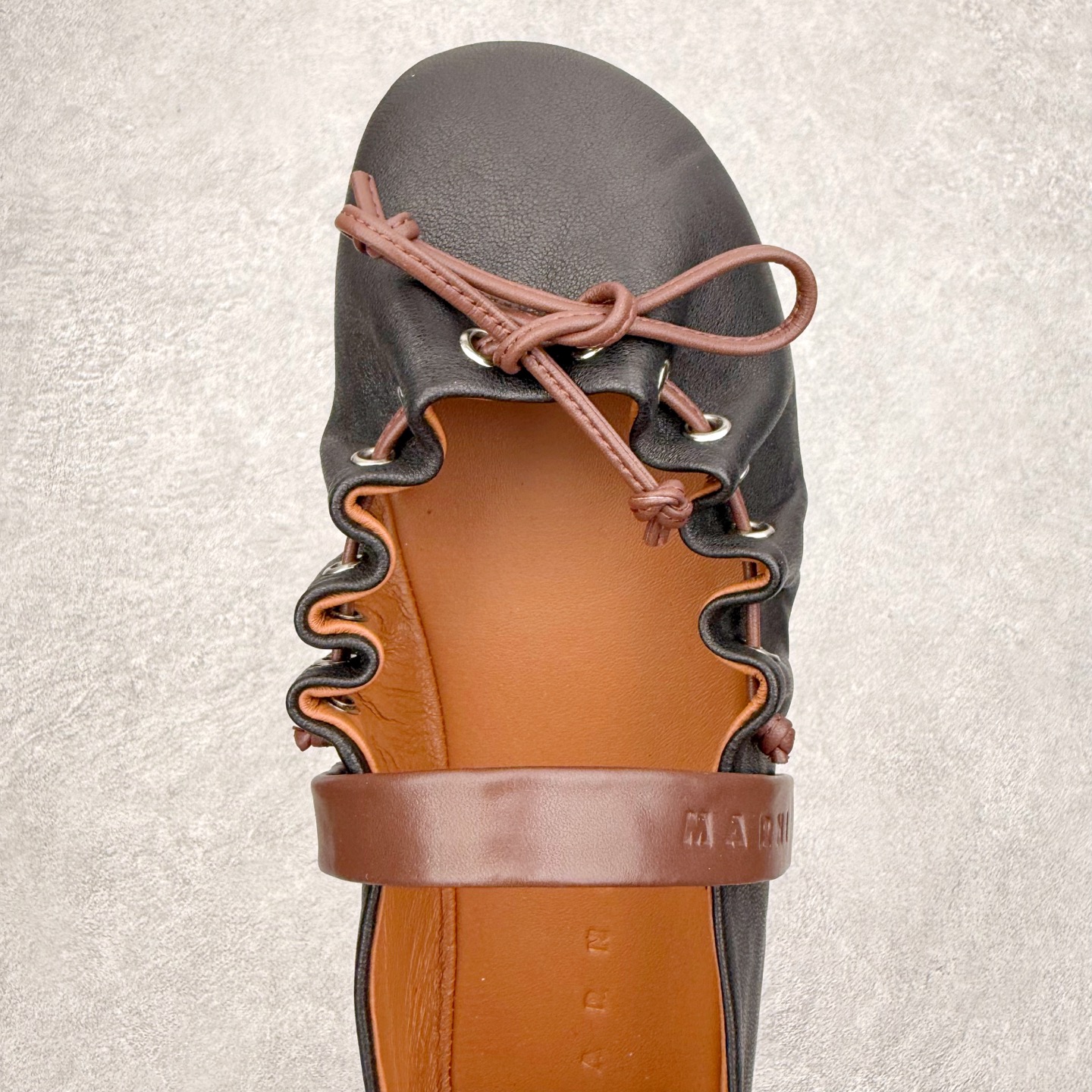 图片[4]-MARNI玛尼26Fw 褶皱蝴蝶结芭蕾舞鞋平底玛丽珍单鞋 圆头轮廓、撞色鞋面、棕色蝴蝶结与鞋口绑带，整体呈现可爱、极简的调性。 超嗲的MARNI 芭蕾舞鞋，拼色自带松弛感系带甜酷得刚好。属于Balletcore的浪漫季节又到了。打开鞋柜，芭蕾舞鞋绝对是那件既能搭配一切又能点亮一切的单品！鞋面：小牛皮 内里垫脚：羊皮 鞋底：开模橡胶大底 尺码：35 36 37 38 39 40-选品中心