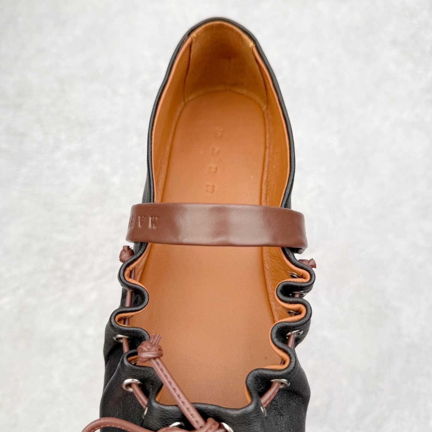 图片[5]-MARNI玛尼26Fw 褶皱蝴蝶结芭蕾舞鞋平底玛丽珍单鞋 圆头轮廓、撞色鞋面、棕色蝴蝶结与鞋口绑带，整体呈现可爱、极简的调性。 超嗲的MARNI 芭蕾舞鞋，拼色自带松弛感系带甜酷得刚好。属于Balletcore的浪漫季节又到了。打开鞋柜，芭蕾舞鞋绝对是那件既能搭配一切又能点亮一切的单品！鞋面：小牛皮 内里垫脚：羊皮 鞋底：开模橡胶大底 尺码：35 36 37 38 39 40-选品中心