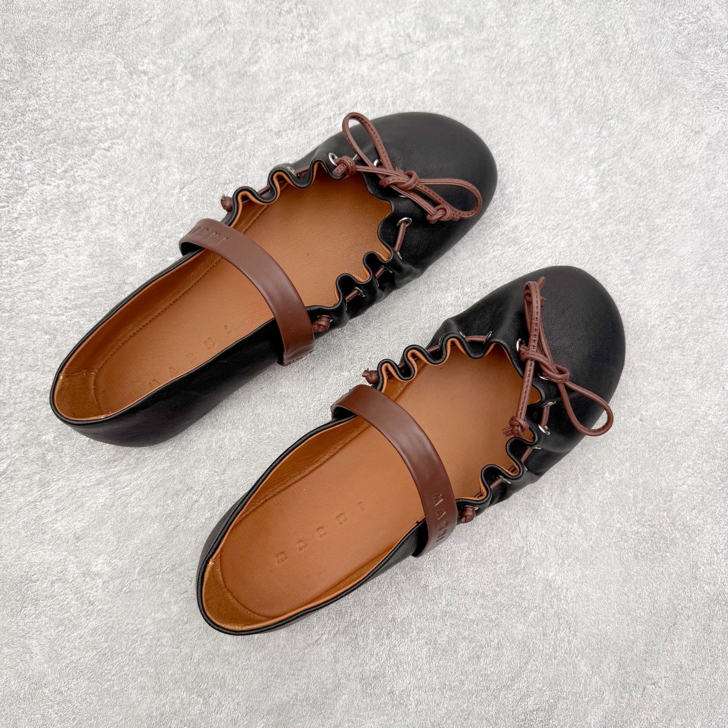 图片[3]-MARNI玛尼26Fw 褶皱蝴蝶结芭蕾舞鞋平底玛丽珍单鞋 圆头轮廓、撞色鞋面、棕色蝴蝶结与鞋口绑带，整体呈现可爱、极简的调性。 超嗲的MARNI 芭蕾舞鞋，拼色自带松弛感系带甜酷得刚好。属于Balletcore的浪漫季节又到了。打开鞋柜，芭蕾舞鞋绝对是那件既能搭配一切又能点亮一切的单品！鞋面：小牛皮 内里垫脚：羊皮 鞋底：开模橡胶大底 尺码：35 36 37 38 39 40-选品中心