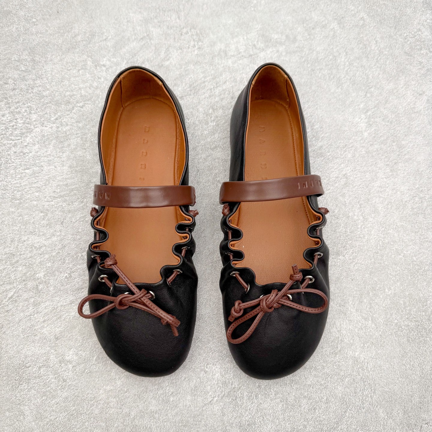 图片[2]-MARNI玛尼26Fw 褶皱蝴蝶结芭蕾舞鞋平底玛丽珍单鞋 圆头轮廓、撞色鞋面、棕色蝴蝶结与鞋口绑带，整体呈现可爱、极简的调性。 超嗲的MARNI 芭蕾舞鞋，拼色自带松弛感系带甜酷得刚好。属于Balletcore的浪漫季节又到了。打开鞋柜，芭蕾舞鞋绝对是那件既能搭配一切又能点亮一切的单品！鞋面：小牛皮 内里垫脚：羊皮 鞋底：开模橡胶大底 尺码：35 36 37 38 39 40-选品中心