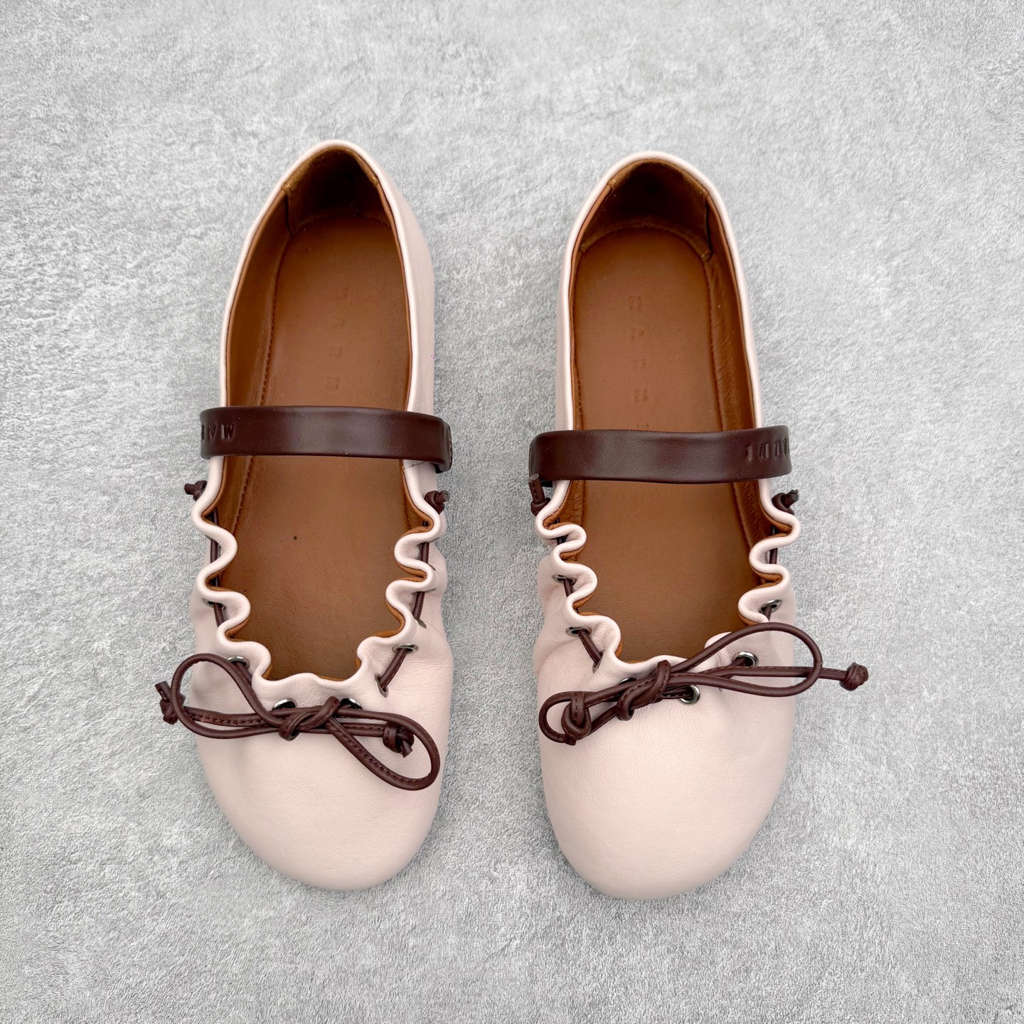 图片[2]-MARNI玛尼26Fw 褶皱蝴蝶结芭蕾舞鞋平底玛丽珍单鞋 圆头轮廓、撞色鞋面、棕色蝴蝶结与鞋口绑带，整体呈现可爱、极简的调性。 超嗲的MARNI 芭蕾舞鞋，拼色自带松弛感系带甜酷得刚好。属于Balletcore的浪漫季节又到了。打开鞋柜，芭蕾舞鞋绝对是那件既能搭配一切又能点亮一切的单品！鞋面：小牛皮 内里垫脚：羊皮 鞋底：开模橡胶大底 尺码：35 36 37 38 39 40-选品中心