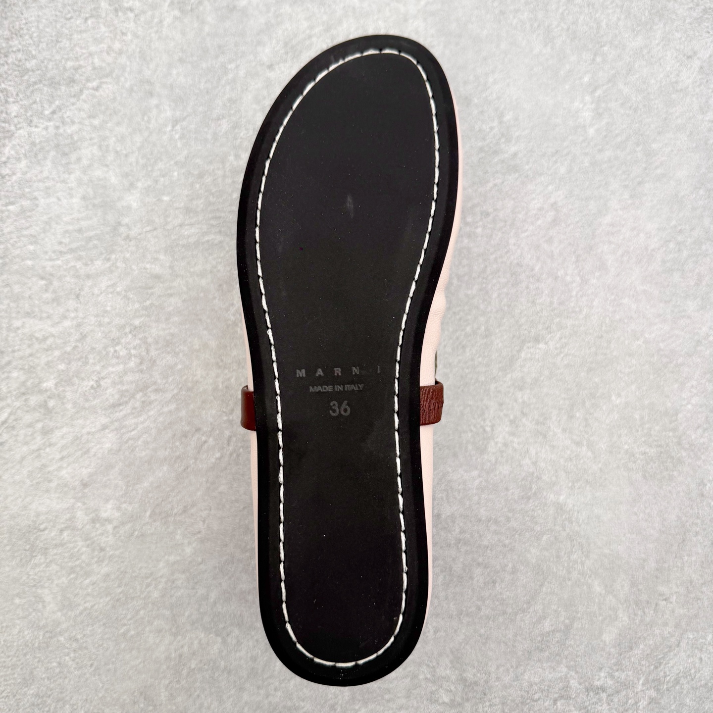 图片[9]-MARNI玛尼26Fw 褶皱蝴蝶结芭蕾舞鞋平底玛丽珍单鞋 圆头轮廓、撞色鞋面、棕色蝴蝶结与鞋口绑带，整体呈现可爱、极简的调性。 超嗲的MARNI 芭蕾舞鞋，拼色自带松弛感系带甜酷得刚好。属于Balletcore的浪漫季节又到了。打开鞋柜，芭蕾舞鞋绝对是那件既能搭配一切又能点亮一切的单品！鞋面：小牛皮 内里垫脚：羊皮 鞋底：开模橡胶大底 尺码：35 36 37 38 39 40-选品中心