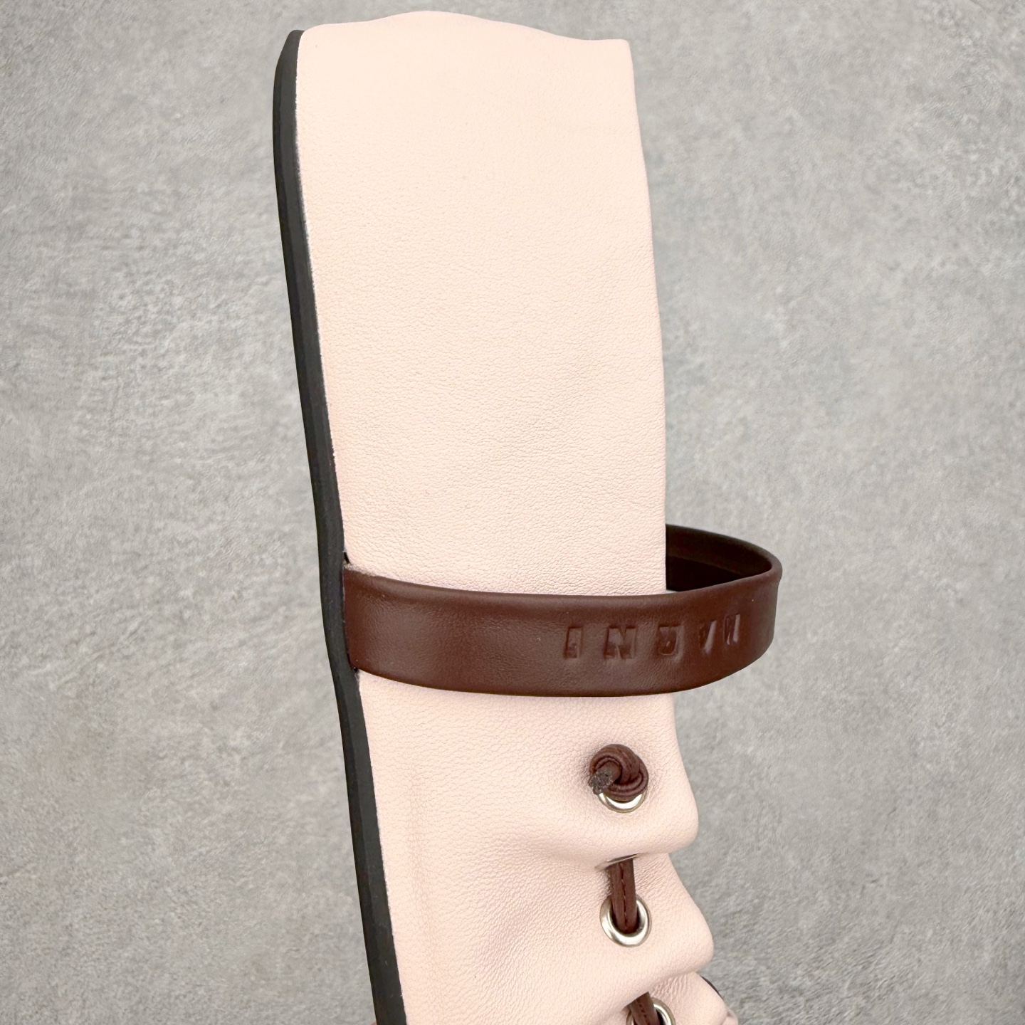 图片[6]-MARNI玛尼26Fw 褶皱蝴蝶结芭蕾舞鞋平底玛丽珍单鞋 圆头轮廓、撞色鞋面、棕色蝴蝶结与鞋口绑带，整体呈现可爱、极简的调性。 超嗲的MARNI 芭蕾舞鞋，拼色自带松弛感系带甜酷得刚好。属于Balletcore的浪漫季节又到了。打开鞋柜，芭蕾舞鞋绝对是那件既能搭配一切又能点亮一切的单品！鞋面：小牛皮 内里垫脚：羊皮 鞋底：开模橡胶大底 尺码：35 36 37 38 39 40-选品中心