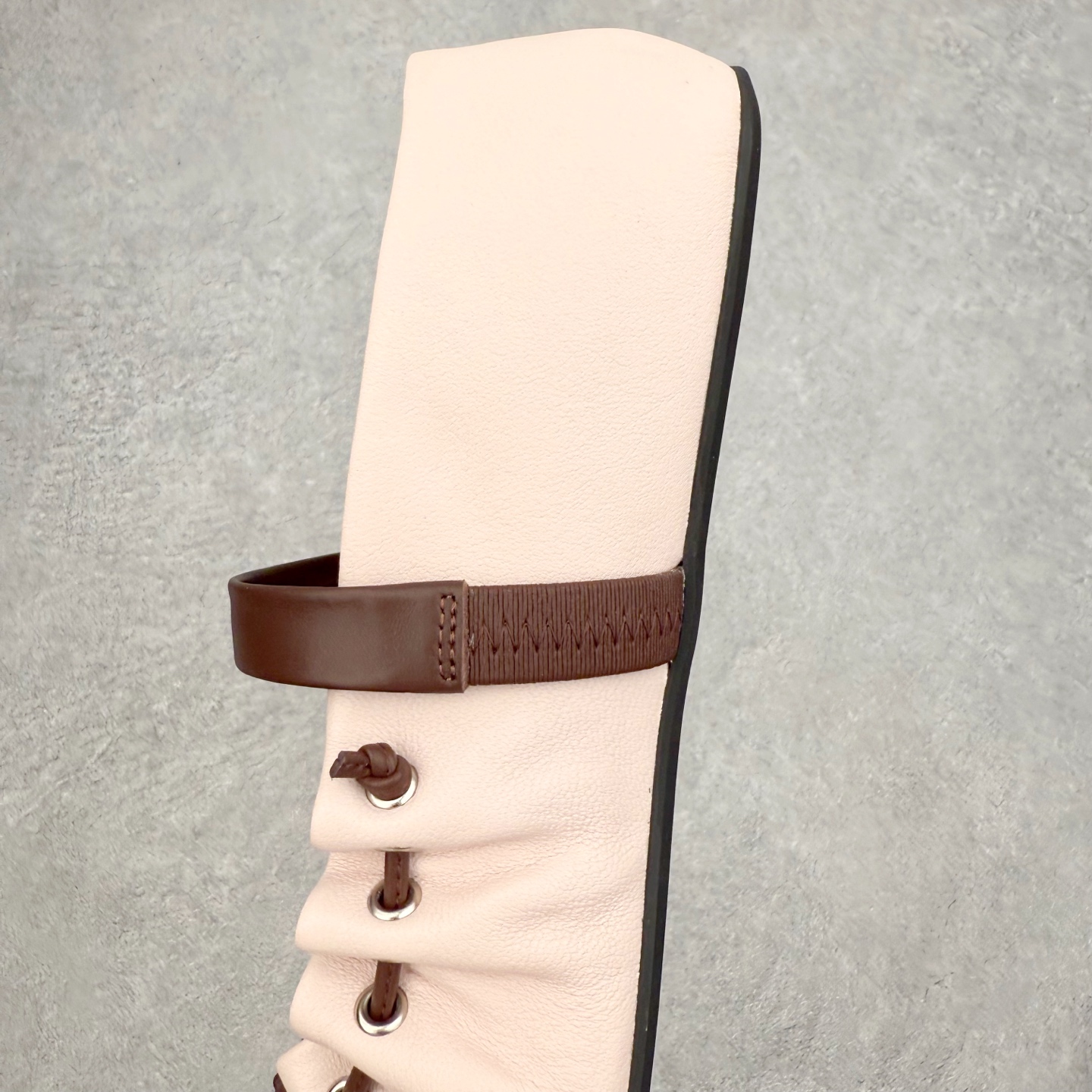 图片[7]-MARNI玛尼26Fw 褶皱蝴蝶结芭蕾舞鞋平底玛丽珍单鞋 圆头轮廓、撞色鞋面、棕色蝴蝶结与鞋口绑带，整体呈现可爱、极简的调性。 超嗲的MARNI 芭蕾舞鞋，拼色自带松弛感系带甜酷得刚好。属于Balletcore的浪漫季节又到了。打开鞋柜，芭蕾舞鞋绝对是那件既能搭配一切又能点亮一切的单品！鞋面：小牛皮 内里垫脚：羊皮 鞋底：开模橡胶大底 尺码：35 36 37 38 39 40-选品中心