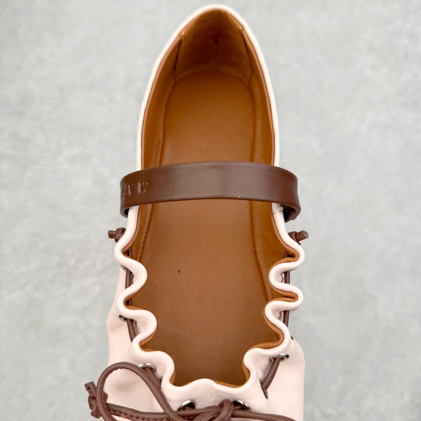 图片[5]-MARNI玛尼26Fw 褶皱蝴蝶结芭蕾舞鞋平底玛丽珍单鞋 圆头轮廓、撞色鞋面、棕色蝴蝶结与鞋口绑带，整体呈现可爱、极简的调性。 超嗲的MARNI 芭蕾舞鞋，拼色自带松弛感系带甜酷得刚好。属于Balletcore的浪漫季节又到了。打开鞋柜，芭蕾舞鞋绝对是那件既能搭配一切又能点亮一切的单品！鞋面：小牛皮 内里垫脚：羊皮 鞋底：开模橡胶大底 尺码：35 36 37 38 39 40-选品中心