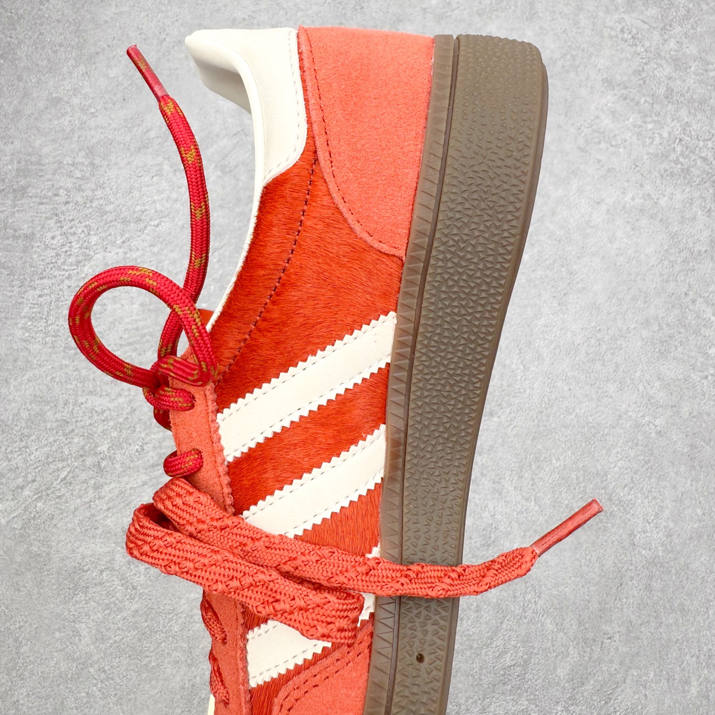 图片[7]-＃C版纯原 AD Originals Handball SPZL 手球运动员系列百搭休闲运动板鞋 KJ6299 这款来自阿迪达斯的这款HANDBALL SPZL前身是一双手球运动鞋，这一次拿来复刻，所以鞋面的主要色彩选用了黑色， 鞋面外侧除了Spezial字母之外还有三叶草标志。Handball SPZL作为复古手球训练鞋与作为室内足球鞋的Samba有着异曲同工之处，但是质感更为出众的鞋身以及丰富的配色选择比起Samba来讲可以说是更胜一筹了！尺码：36 36⅔ 37⅓ 38 38⅔ 39⅓ 40 40⅔ 41⅓ 42 42⅔ 43⅓ 44 45-选品中心