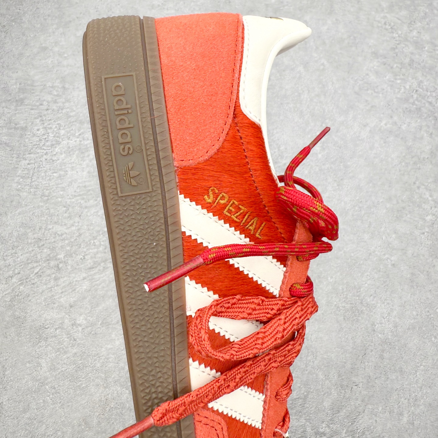 图片[6]-＃C版纯原 AD Originals Handball SPZL 手球运动员系列百搭休闲运动板鞋 KJ6299 这款来自阿迪达斯的这款HANDBALL SPZL前身是一双手球运动鞋，这一次拿来复刻，所以鞋面的主要色彩选用了黑色， 鞋面外侧除了Spezial字母之外还有三叶草标志。Handball SPZL作为复古手球训练鞋与作为室内足球鞋的Samba有着异曲同工之处，但是质感更为出众的鞋身以及丰富的配色选择比起Samba来讲可以说是更胜一筹了！尺码：36 36⅔ 37⅓ 38 38⅔ 39⅓ 40 40⅔ 41⅓ 42 42⅔ 43⅓ 44 45-选品中心