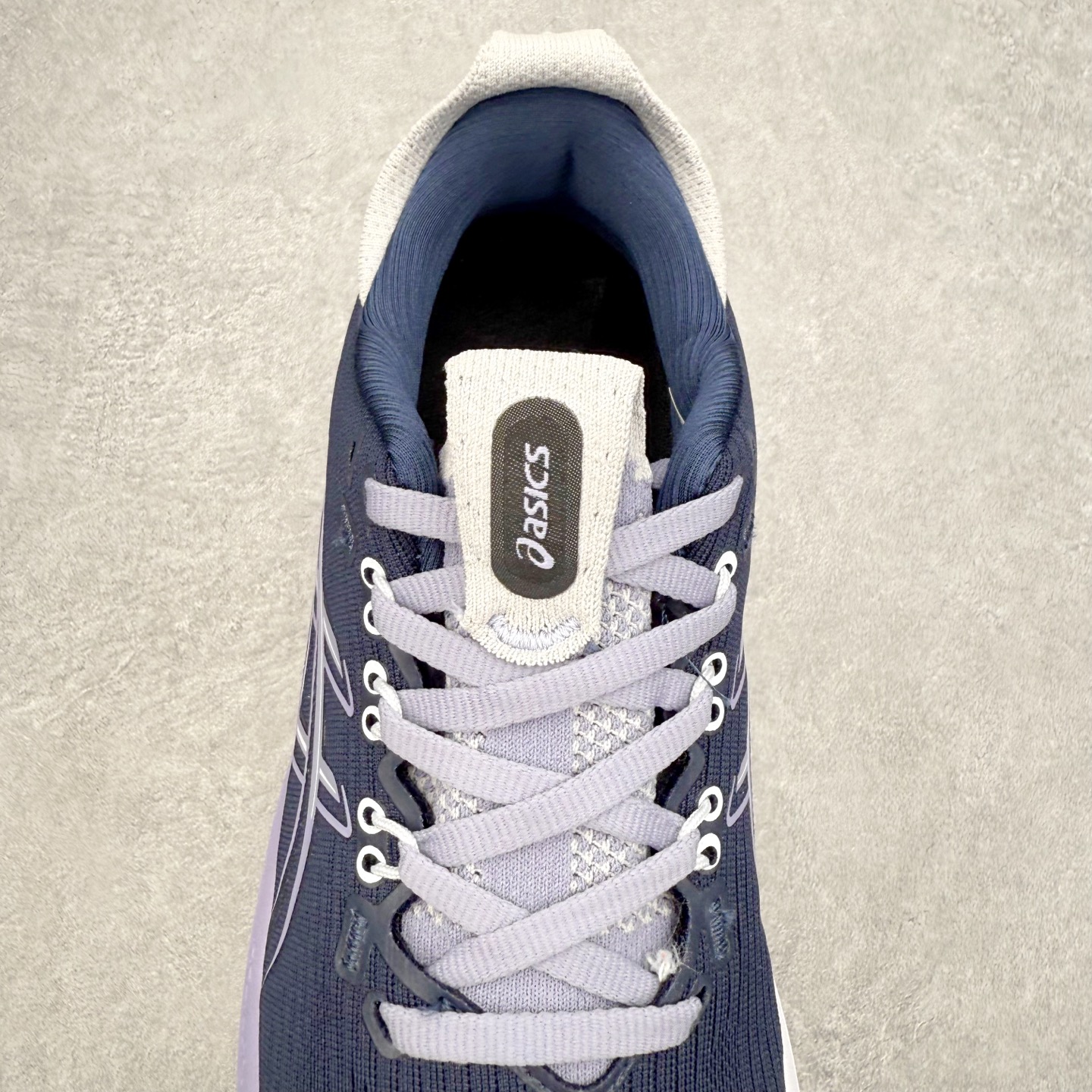 图片[5]-Asics GEL-Nimbus 28 亚瑟士缓震跑鞋 近年复古风潮的势头很旺 ASICS一直坚信保持身体的健康与活力是打造健康快乐的生活方式的最佳途径 ASICS为复古鞋型注入新设计 为玩家的街头穿搭提供了更多可能 GEL-NIMBUSTM9运动鞋最初是为中立和仰卧跑步者设计的长距离训练器 采用原始材料和关键细节重新设计 其Y2K时代的工业外观也被大胆的对比和色块所抵消 尺码：36 36.5 37.5 38 38.5 39 40 40.5 41.5 42 42.5 43.5 44 44.5 45-选品中心