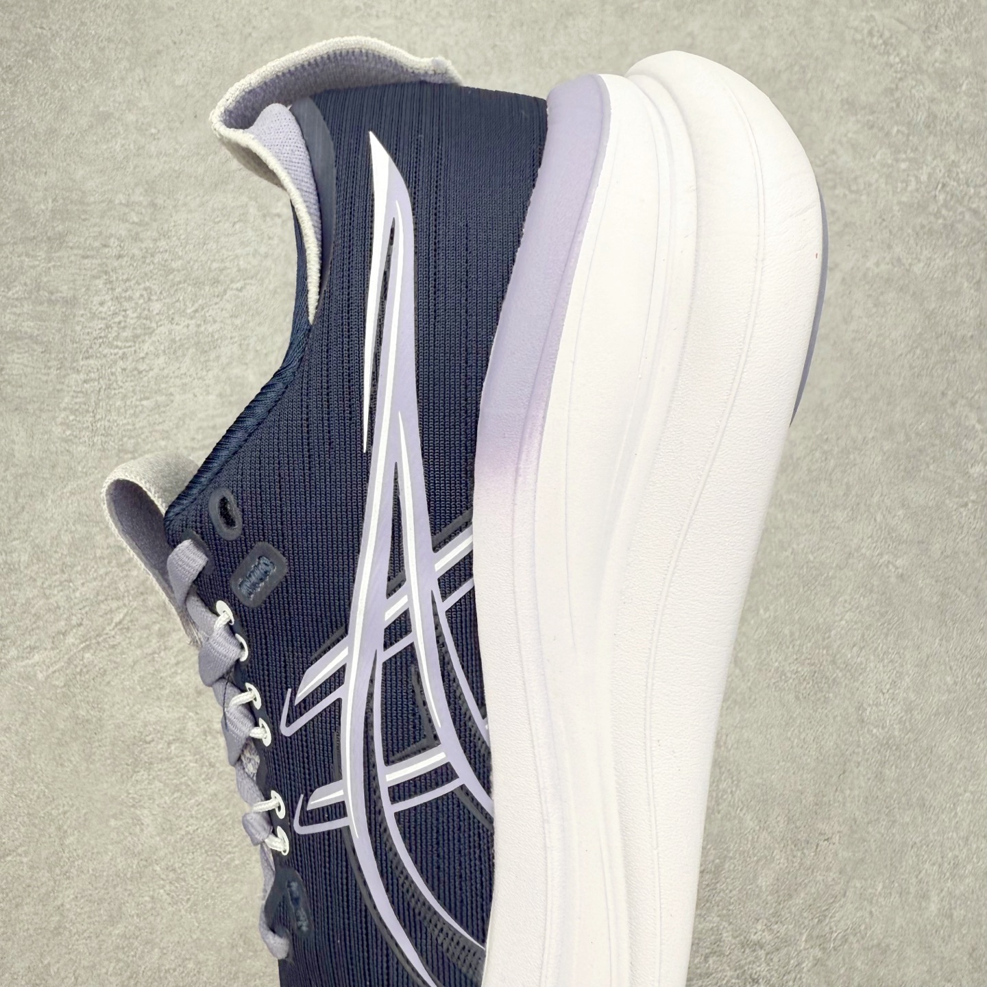 图片[7]-Asics GEL-Nimbus 28 亚瑟士缓震跑鞋 近年复古风潮的势头很旺 ASICS一直坚信保持身体的健康与活力是打造健康快乐的生活方式的最佳途径 ASICS为复古鞋型注入新设计 为玩家的街头穿搭提供了更多可能 GEL-NIMBUSTM9运动鞋最初是为中立和仰卧跑步者设计的长距离训练器 采用原始材料和关键细节重新设计 其Y2K时代的工业外观也被大胆的对比和色块所抵消 尺码：36 36.5 37.5 38 38.5 39 40 40.5 41.5 42 42.5 43.5 44 44.5 45-选品中心