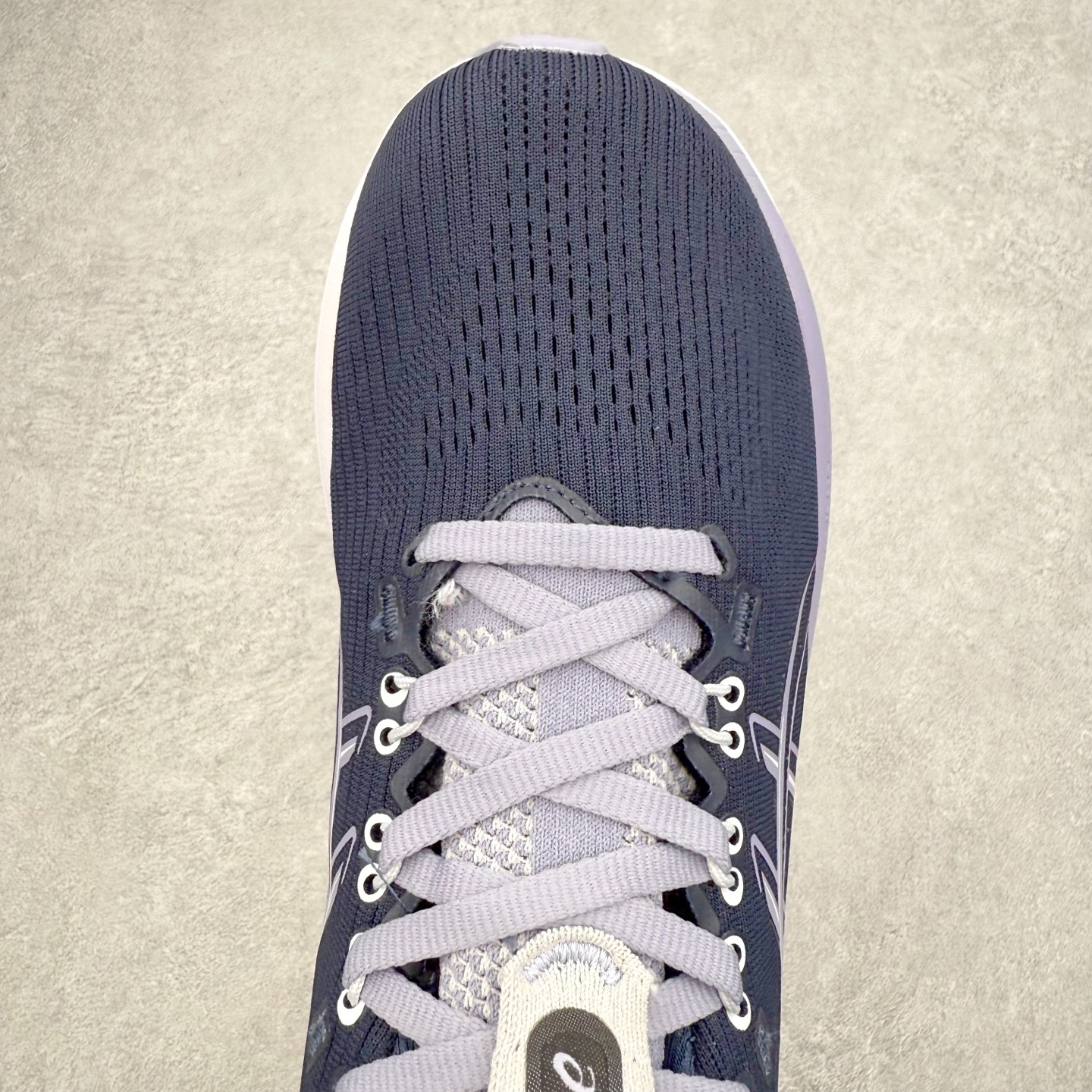 图片[4]-Asics GEL-Nimbus 28 亚瑟士缓震跑鞋 近年复古风潮的势头很旺 ASICS一直坚信保持身体的健康与活力是打造健康快乐的生活方式的最佳途径 ASICS为复古鞋型注入新设计 为玩家的街头穿搭提供了更多可能 GEL-NIMBUSTM9运动鞋最初是为中立和仰卧跑步者设计的长距离训练器 采用原始材料和关键细节重新设计 其Y2K时代的工业外观也被大胆的对比和色块所抵消 尺码：36 36.5 37.5 38 38.5 39 40 40.5 41.5 42 42.5 43.5 44 44.5 45-选品中心