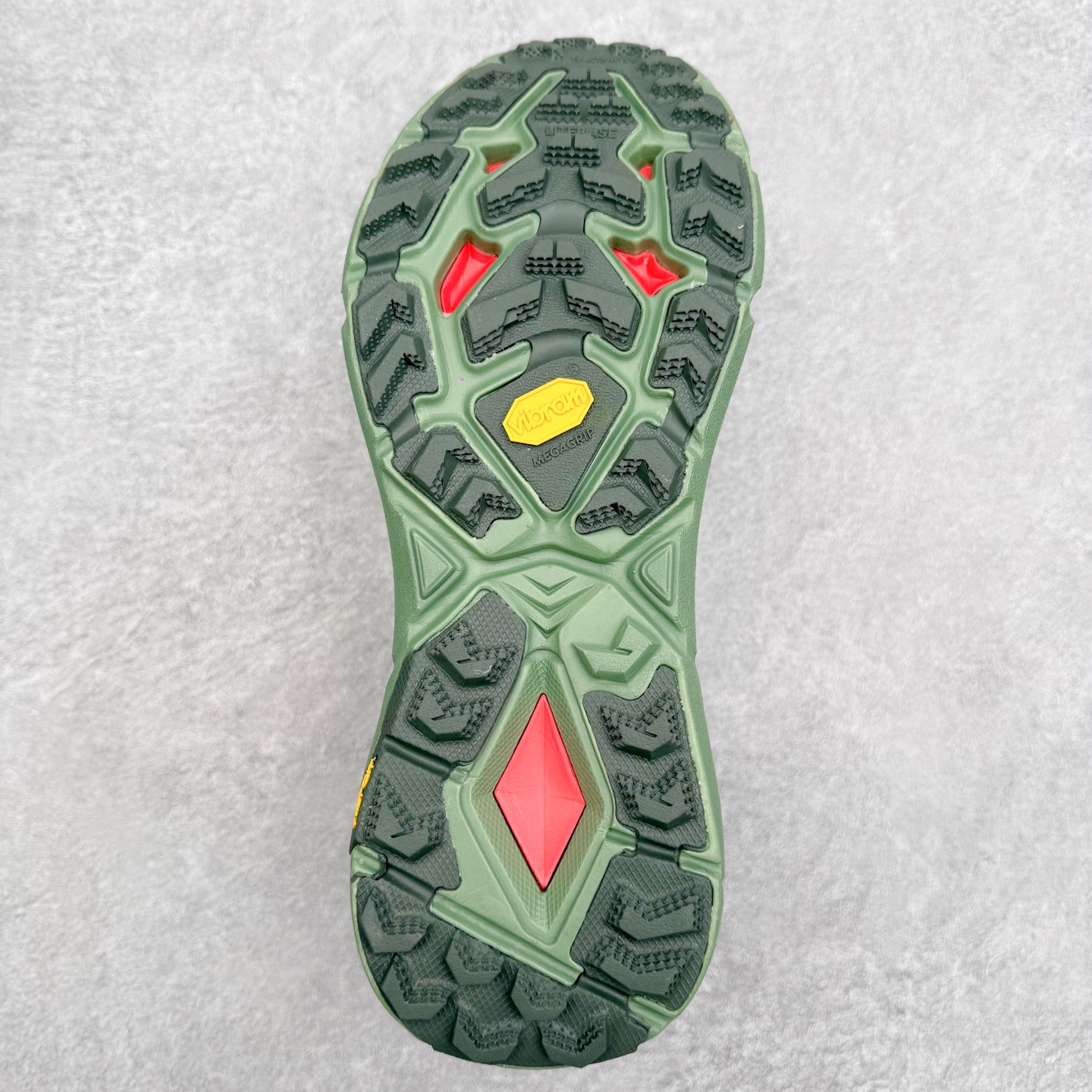 图片[9]-HOKA ONE ONE Mafate Speed 4 飞速玛法特4代系列低帮轻量户外越野休闲运动慢跑鞋 HOKA ONE ONE是来自美国的跑步鞋知名品牌，创立于2009年，始终致力于为所有跑者提供更新、更好的跑步装备。相比常规跑鞋，HOKA ONE ONE特别研发使用性能独特的几何形跑鞋中底，此种鞋底更厚、更高、回弹性也更好，除了卓越的缓冲性能，它还能为各种阶段的跑者带来更具动感、更加稳定的跑步体验。HOKAONE ONE从设计之初就清楚意识到，要保证跑者步幅的均匀一致，双脚自然而然的运动至关重要。尺码：36 36.5 37.5 38 39 40 40.5 41 42 42.5 43 44 45 46-选品中心