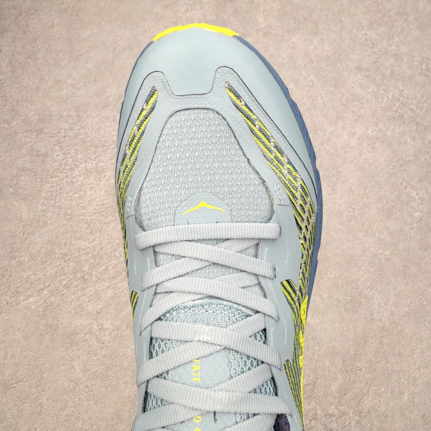 图片[4]-HOKA ONE ONE Mafate Speed 4 飞速玛法特4代系列低帮轻量户外越野休闲运动慢跑鞋 HOKA ONE ONE是来自美国的跑步鞋知名品牌，创立于2009年，始终致力于为所有跑者提供更新、更好的跑步装备。相比常规跑鞋，HOKA ONE ONE特别研发使用性能独特的几何形跑鞋中底，此种鞋底更厚、更高、回弹性也更好，除了卓越的缓冲性能，它还能为各种阶段的跑者带来更具动感、更加稳定的跑步体验。HOKAONE ONE从设计之初就清楚意识到，要保证跑者步幅的均匀一致，双脚自然而然的运动至关重要。尺码：36 36.5 37.5 38 39 40 40.5 41 42 42.5 43 44 45 46-选品中心