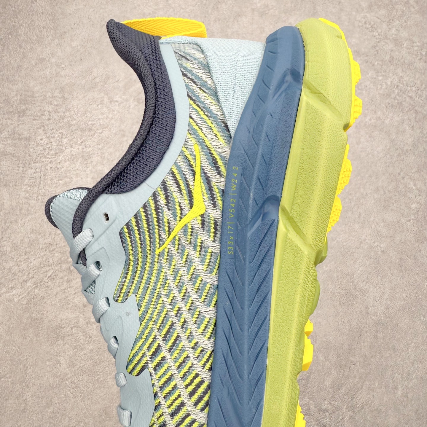 图片[7]-HOKA ONE ONE Mafate Speed 4 飞速玛法特4代系列低帮轻量户外越野休闲运动慢跑鞋 HOKA ONE ONE是来自美国的跑步鞋知名品牌，创立于2009年，始终致力于为所有跑者提供更新、更好的跑步装备。相比常规跑鞋，HOKA ONE ONE特别研发使用性能独特的几何形跑鞋中底，此种鞋底更厚、更高、回弹性也更好，除了卓越的缓冲性能，它还能为各种阶段的跑者带来更具动感、更加稳定的跑步体验。HOKAONE ONE从设计之初就清楚意识到，要保证跑者步幅的均匀一致，双脚自然而然的运动至关重要。尺码：36 36.5 37.5 38 39 40 40.5 41 42 42.5 43 44 45 46-选品中心