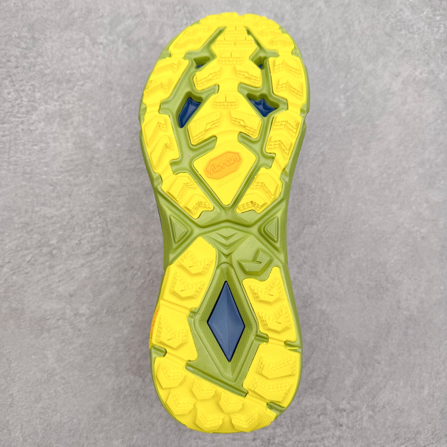 图片[9]-HOKA ONE ONE Mafate Speed 4 飞速玛法特4代系列低帮轻量户外越野休闲运动慢跑鞋 HOKA ONE ONE是来自美国的跑步鞋知名品牌，创立于2009年，始终致力于为所有跑者提供更新、更好的跑步装备。相比常规跑鞋，HOKA ONE ONE特别研发使用性能独特的几何形跑鞋中底，此种鞋底更厚、更高、回弹性也更好，除了卓越的缓冲性能，它还能为各种阶段的跑者带来更具动感、更加稳定的跑步体验。HOKAONE ONE从设计之初就清楚意识到，要保证跑者步幅的均匀一致，双脚自然而然的运动至关重要。尺码：36 36.5 37.5 38 39 40 40.5 41 42 42.5 43 44 45 46-选品中心