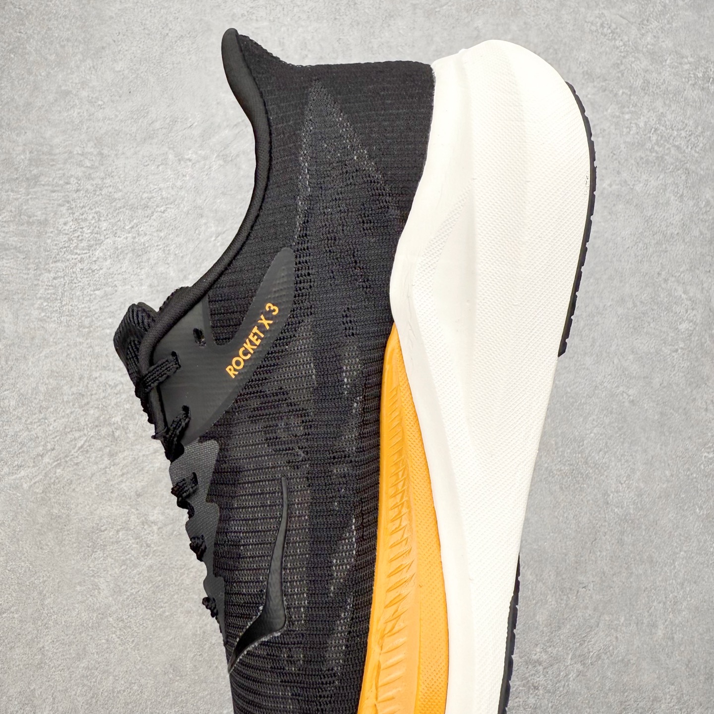 图片[7]-HOKA ONE ONE Rocket X 3 低帮专业越野跑步鞋 实拍首发 相较于前几代Mafate包裹感更好 跟Speedgoat(快速羚羊)系列比起来更加舒适 鞋底防滑性能在下坡的石板台阶和原始路面都有很好的表现 HOKA血统属性厚底设计 在快速下坡时起到缓震保护作用 减少重力给予脚踝、膝部、髋关节等处带来的冲击力 尺码：36 37 37.5 38 38.5 39 40 40.5 41 42 42.5 43 44 44.5 45-选品中心