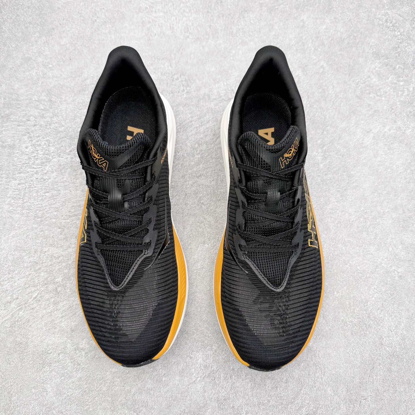 图片[2]-HOKA ONE ONE Rocket X 3 低帮专业越野跑步鞋 实拍首发 相较于前几代Mafate包裹感更好 跟Speedgoat(快速羚羊)系列比起来更加舒适 鞋底防滑性能在下坡的石板台阶和原始路面都有很好的表现 HOKA血统属性厚底设计 在快速下坡时起到缓震保护作用 减少重力给予脚踝、膝部、髋关节等处带来的冲击力 尺码：36 37 37.5 38 38.5 39 40 40.5 41 42 42.5 43 44 44.5 45-选品中心