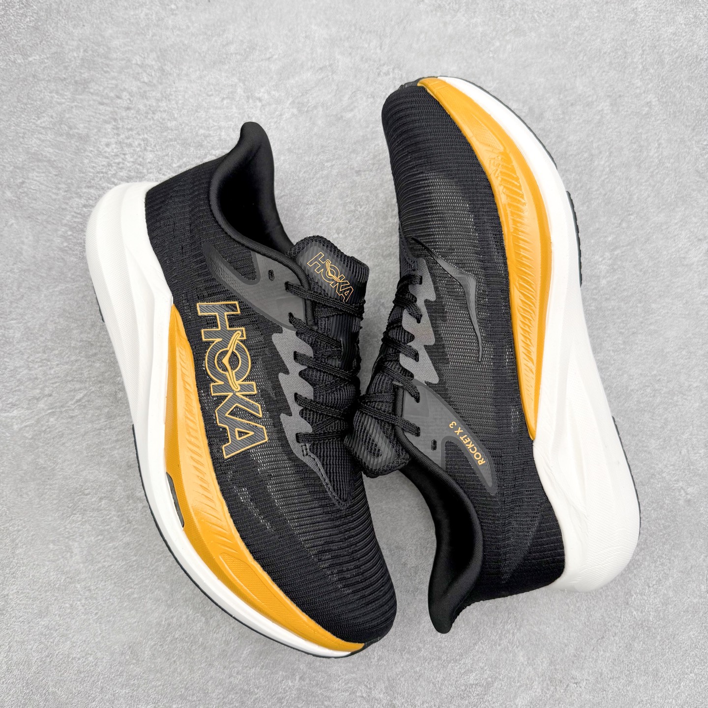 图片[3]-HOKA ONE ONE Rocket X 3 低帮专业越野跑步鞋 实拍首发 相较于前几代Mafate包裹感更好 跟Speedgoat(快速羚羊)系列比起来更加舒适 鞋底防滑性能在下坡的石板台阶和原始路面都有很好的表现 HOKA血统属性厚底设计 在快速下坡时起到缓震保护作用 减少重力给予脚踝、膝部、髋关节等处带来的冲击力 尺码：36 37 37.5 38 38.5 39 40 40.5 41 42 42.5 43 44 44.5 45-选品中心