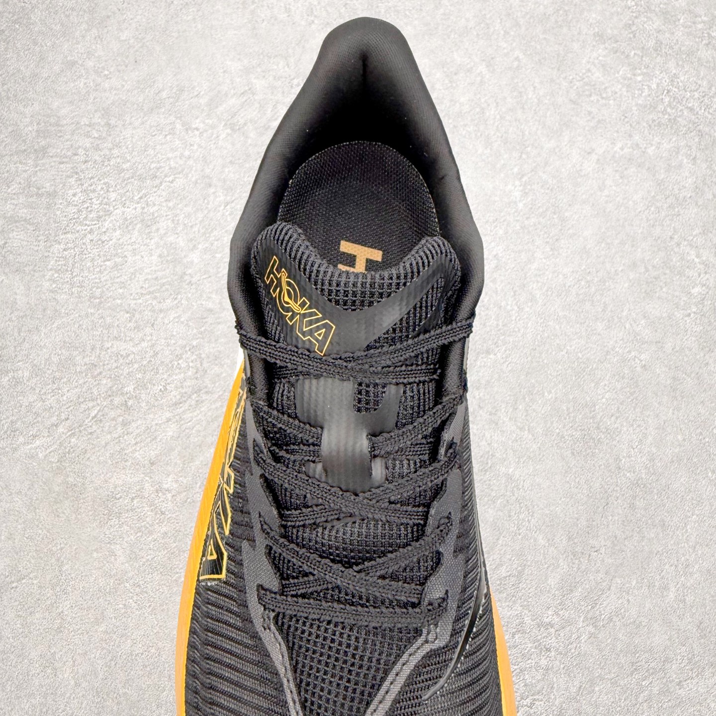 图片[5]-HOKA ONE ONE Rocket X 3 低帮专业越野跑步鞋 实拍首发 相较于前几代Mafate包裹感更好 跟Speedgoat(快速羚羊)系列比起来更加舒适 鞋底防滑性能在下坡的石板台阶和原始路面都有很好的表现 HOKA血统属性厚底设计 在快速下坡时起到缓震保护作用 减少重力给予脚踝、膝部、髋关节等处带来的冲击力 尺码：36 37 37.5 38 38.5 39 40 40.5 41 42 42.5 43 44 44.5 45-选品中心