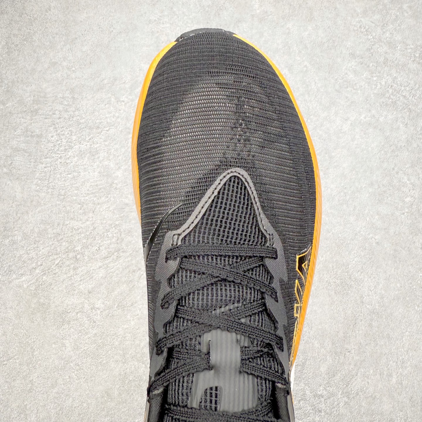 图片[4]-HOKA ONE ONE Rocket X 3 低帮专业越野跑步鞋 实拍首发 相较于前几代Mafate包裹感更好 跟Speedgoat(快速羚羊)系列比起来更加舒适 鞋底防滑性能在下坡的石板台阶和原始路面都有很好的表现 HOKA血统属性厚底设计 在快速下坡时起到缓震保护作用 减少重力给予脚踝、膝部、髋关节等处带来的冲击力 尺码：36 37 37.5 38 38.5 39 40 40.5 41 42 42.5 43 44 44.5 45-选品中心