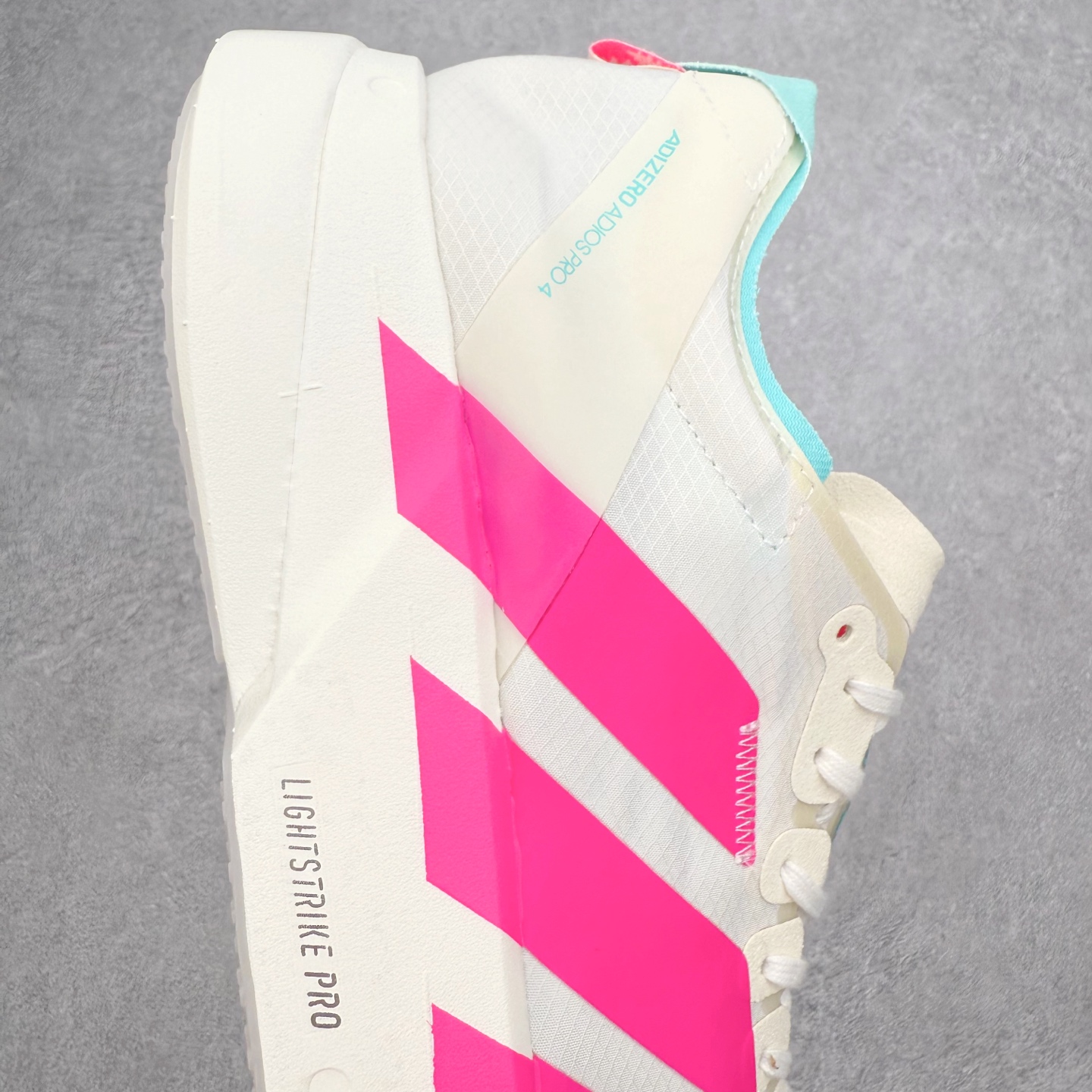 图片[6]-＃纯原 AD Adizero Eva SL M 零度进化版系列低帮轻便透气竞速休闲运动慢跑鞋 KJ3873 相信大家对去年 adidas 横空出世的「顶级超跑」adiZero Adios Pro EVO 1 记忆犹新！不仅登顶阿迪史上最轻跑鞋宝座，更在接下来的全球马拉松赛事中，持续书写着惊人成绩，被网友戏称新一代「阿迪神鞋」全网刷屏！极简设计语言与强烈速度感和存在感的鞋侧三线，让人过目不忘，特别种草！其中定位于中长跑训练的 adidas Adizero Evo SL，整体外观造型与 adiZero Adios Pro EVO 1 非常相似。中底配置方面搭载全掌 Lightstrike Pro，鞋面采用透气网面示人，契合日常训练鞋的定位，更加耐用。外底给到了马牌橡胶，及类似上代竞速旗舰 adidas Adizero Adios Pro 3 区域分布。整体看下来无论是外观的鲜明辨识度，还是配置的扎实程度都很顶。尺码：36 36⅔ 37⅓ 38 38⅔ 39⅓ 40 40⅔ 41⅓ 42 42⅔ 43⅓ 44 44⅔ 45⅓ 46⅓-选品中心