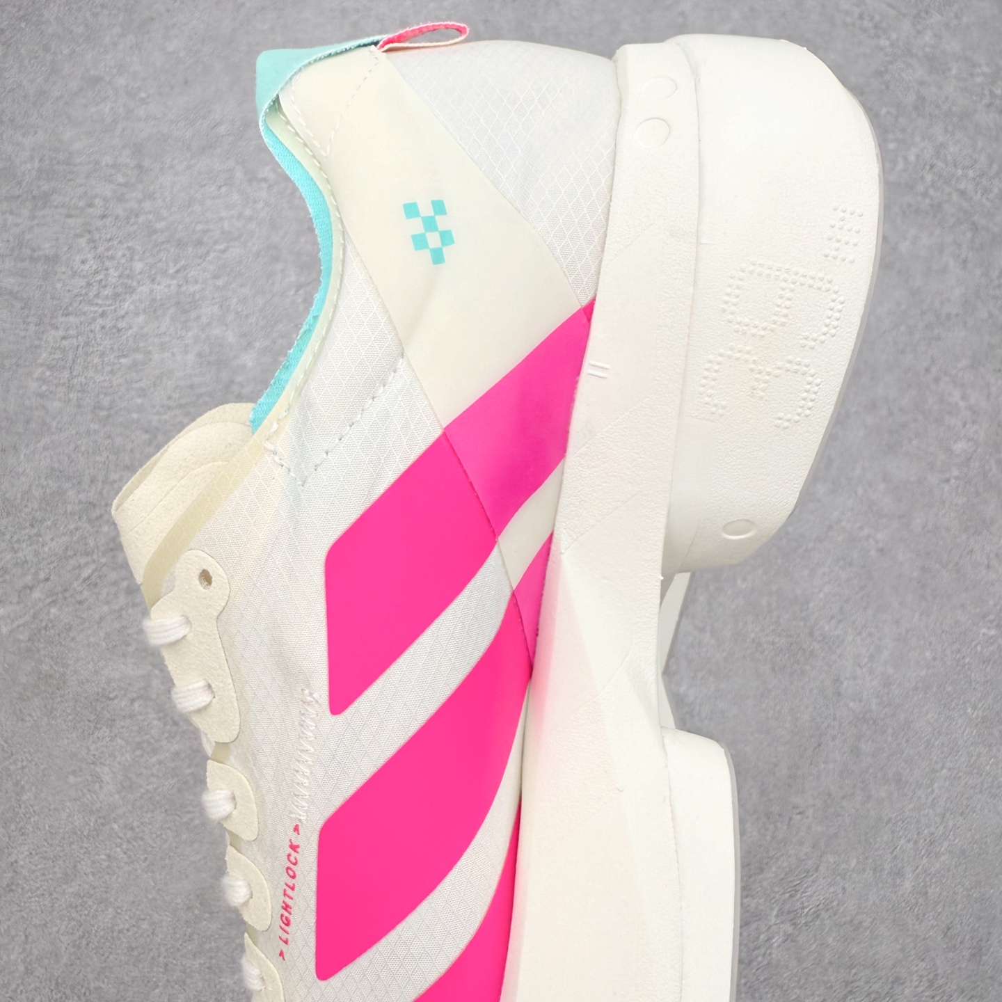 图片[7]-＃纯原 AD Adizero Eva SL M 零度进化版系列低帮轻便透气竞速休闲运动慢跑鞋 KJ3873 相信大家对去年 adidas 横空出世的「顶级超跑」adiZero Adios Pro EVO 1 记忆犹新！不仅登顶阿迪史上最轻跑鞋宝座，更在接下来的全球马拉松赛事中，持续书写着惊人成绩，被网友戏称新一代「阿迪神鞋」全网刷屏！极简设计语言与强烈速度感和存在感的鞋侧三线，让人过目不忘，特别种草！其中定位于中长跑训练的 adidas Adizero Evo SL，整体外观造型与 adiZero Adios Pro EVO 1 非常相似。中底配置方面搭载全掌 Lightstrike Pro，鞋面采用透气网面示人，契合日常训练鞋的定位，更加耐用。外底给到了马牌橡胶，及类似上代竞速旗舰 adidas Adizero Adios Pro 3 区域分布。整体看下来无论是外观的鲜明辨识度，还是配置的扎实程度都很顶。尺码：36 36⅔ 37⅓ 38 38⅔ 39⅓ 40 40⅔ 41⅓ 42 42⅔ 43⅓ 44 44⅔ 45⅓ 46⅓-选品中心