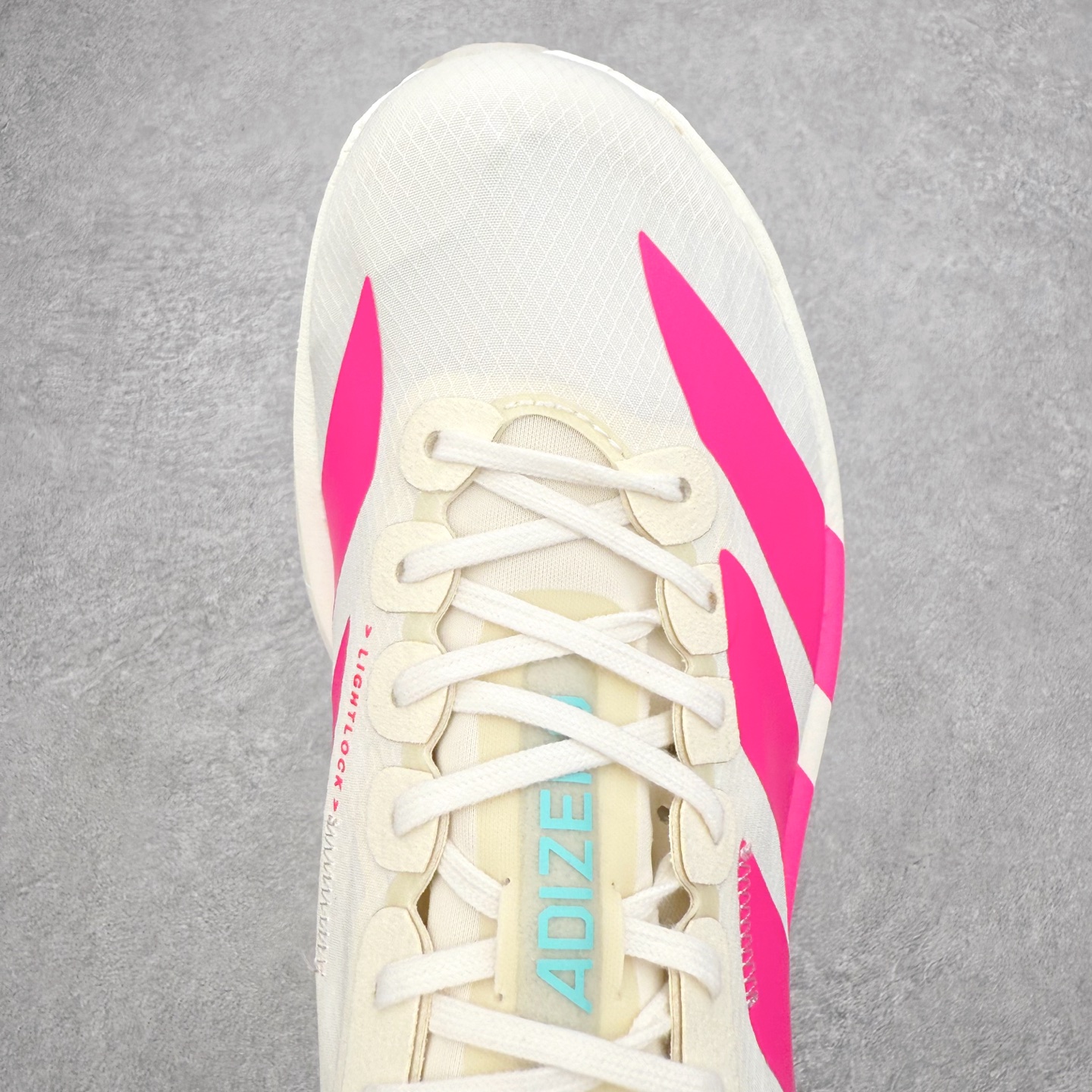 图片[4]-＃纯原 AD Adizero Eva SL M 零度进化版系列低帮轻便透气竞速休闲运动慢跑鞋 KJ3873 相信大家对去年 adidas 横空出世的「顶级超跑」adiZero Adios Pro EVO 1 记忆犹新！不仅登顶阿迪史上最轻跑鞋宝座，更在接下来的全球马拉松赛事中，持续书写着惊人成绩，被网友戏称新一代「阿迪神鞋」全网刷屏！极简设计语言与强烈速度感和存在感的鞋侧三线，让人过目不忘，特别种草！其中定位于中长跑训练的 adidas Adizero Evo SL，整体外观造型与 adiZero Adios Pro EVO 1 非常相似。中底配置方面搭载全掌 Lightstrike Pro，鞋面采用透气网面示人，契合日常训练鞋的定位，更加耐用。外底给到了马牌橡胶，及类似上代竞速旗舰 adidas Adizero Adios Pro 3 区域分布。整体看下来无论是外观的鲜明辨识度，还是配置的扎实程度都很顶。尺码：36 36⅔ 37⅓ 38 38⅔ 39⅓ 40 40⅔ 41⅓ 42 42⅔ 43⅓ 44 44⅔ 45⅓ 46⅓-选品中心