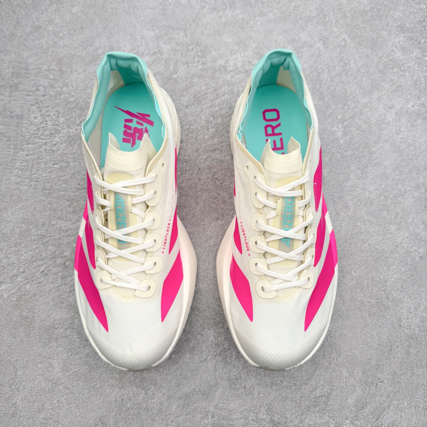 图片[2]-＃纯原 AD Adizero Eva SL M 零度进化版系列低帮轻便透气竞速休闲运动慢跑鞋 KJ3873 相信大家对去年 adidas 横空出世的「顶级超跑」adiZero Adios Pro EVO 1 记忆犹新！不仅登顶阿迪史上最轻跑鞋宝座，更在接下来的全球马拉松赛事中，持续书写着惊人成绩，被网友戏称新一代「阿迪神鞋」全网刷屏！极简设计语言与强烈速度感和存在感的鞋侧三线，让人过目不忘，特别种草！其中定位于中长跑训练的 adidas Adizero Evo SL，整体外观造型与 adiZero Adios Pro EVO 1 非常相似。中底配置方面搭载全掌 Lightstrike Pro，鞋面采用透气网面示人，契合日常训练鞋的定位，更加耐用。外底给到了马牌橡胶，及类似上代竞速旗舰 adidas Adizero Adios Pro 3 区域分布。整体看下来无论是外观的鲜明辨识度，还是配置的扎实程度都很顶。尺码：36 36⅔ 37⅓ 38 38⅔ 39⅓ 40 40⅔ 41⅓ 42 42⅔ 43⅓ 44 44⅔ 45⅓ 46⅓-选品中心