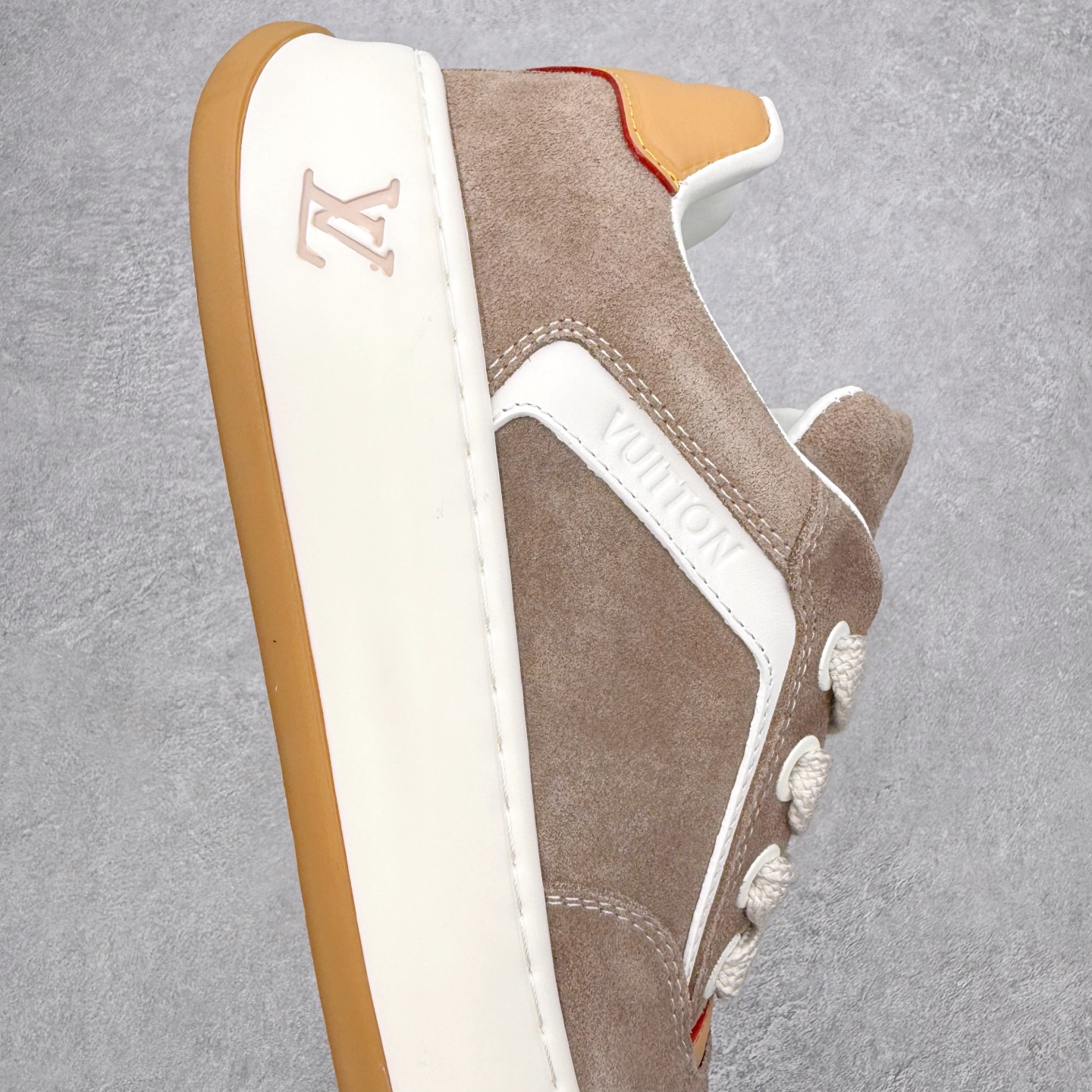 图片[6]-LOUIS VUITTON Tilted Low Sneakers lv倾斜系列低帮复古休闲运动文化百搭板鞋 广东原产#升级原楦型开发纸版#厚实抽屉礼品鞋盒及包装说明书防尘布袋物件(附送官方快递加固牛皮纸外盒!!)#采用Monogram 丹宁布鞋面材质#鞋垫嵌入软脚感EVA物料#后跟耐弯折滴塑支撑片#全新开发TPR光泽组合隔色鞋底❗尺码：39 40 41 42 43 44 45-选品中心