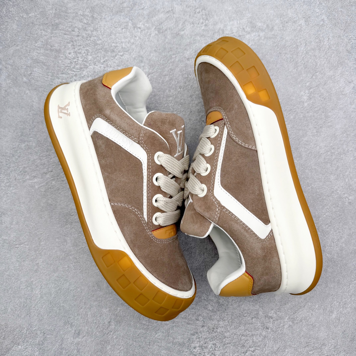 图片[3]-LOUIS VUITTON Tilted Low Sneakers lv倾斜系列低帮复古休闲运动文化百搭板鞋 广东原产#升级原楦型开发纸版#厚实抽屉礼品鞋盒及包装说明书防尘布袋物件(附送官方快递加固牛皮纸外盒!!)#采用Monogram 丹宁布鞋面材质#鞋垫嵌入软脚感EVA物料#后跟耐弯折滴塑支撑片#全新开发TPR光泽组合隔色鞋底❗尺码：39 40 41 42 43 44 45-选品中心