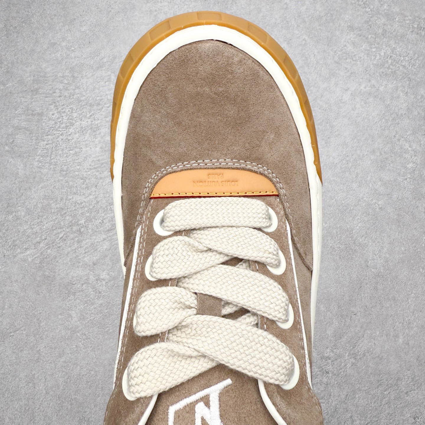 图片[4]-LOUIS VUITTON Tilted Low Sneakers lv倾斜系列低帮复古休闲运动文化百搭板鞋 广东原产#升级原楦型开发纸版#厚实抽屉礼品鞋盒及包装说明书防尘布袋物件(附送官方快递加固牛皮纸外盒!!)#采用Monogram 丹宁布鞋面材质#鞋垫嵌入软脚感EVA物料#后跟耐弯折滴塑支撑片#全新开发TPR光泽组合隔色鞋底❗尺码：39 40 41 42 43 44 45-选品中心