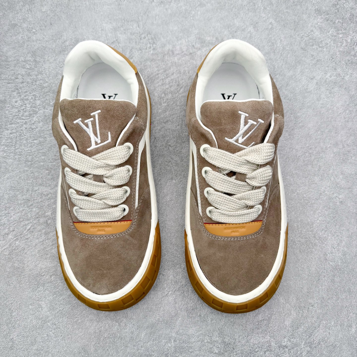 图片[2]-LOUIS VUITTON Tilted Low Sneakers lv倾斜系列低帮复古休闲运动文化百搭板鞋 广东原产#升级原楦型开发纸版#厚实抽屉礼品鞋盒及包装说明书防尘布袋物件(附送官方快递加固牛皮纸外盒!!)#采用Monogram 丹宁布鞋面材质#鞋垫嵌入软脚感EVA物料#后跟耐弯折滴塑支撑片#全新开发TPR光泽组合隔色鞋底❗尺码：39 40 41 42 43 44 45-选品中心