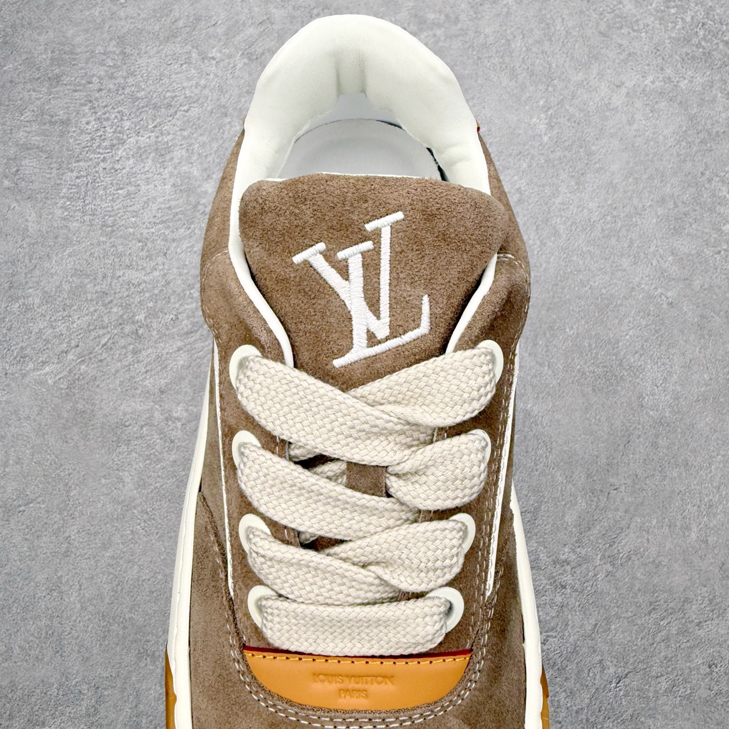 图片[5]-LOUIS VUITTON Tilted Low Sneakers lv倾斜系列低帮复古休闲运动文化百搭板鞋 广东原产#升级原楦型开发纸版#厚实抽屉礼品鞋盒及包装说明书防尘布袋物件(附送官方快递加固牛皮纸外盒!!)#采用Monogram 丹宁布鞋面材质#鞋垫嵌入软脚感EVA物料#后跟耐弯折滴塑支撑片#全新开发TPR光泽组合隔色鞋底❗尺码：39 40 41 42 43 44 45-选品中心