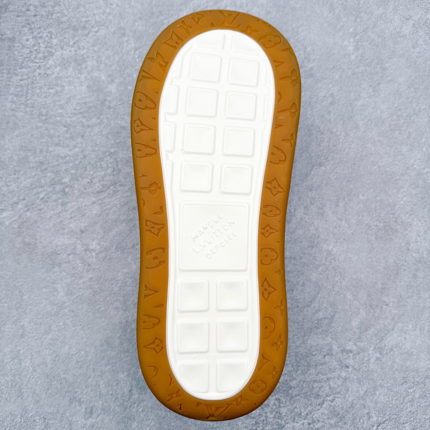 图片[9]-LOUIS VUITTON Tilted Low Sneakers lv倾斜系列低帮复古休闲运动文化百搭板鞋 广东原产#升级原楦型开发纸版#厚实抽屉礼品鞋盒及包装说明书防尘布袋物件(附送官方快递加固牛皮纸外盒!!)#采用Monogram 丹宁布鞋面材质#鞋垫嵌入软脚感EVA物料#后跟耐弯折滴塑支撑片#全新开发TPR光泽组合隔色鞋底❗尺码：39 40 41 42 43 44 45-选品中心