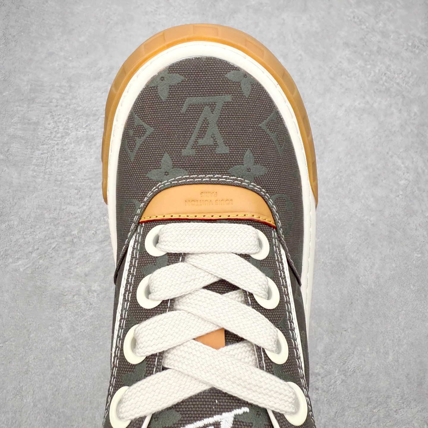 图片[4]-LOUIS VUITTON Tilted Low Sneakers lv倾斜系列低帮复古休闲运动文化百搭板鞋 广东原产#升级原楦型开发纸版#厚实抽屉礼品鞋盒及包装说明书防尘布袋物件(附送官方快递加固牛皮纸外盒!!)#采用Monogram 丹宁布鞋面材质#鞋垫嵌入软脚感EVA物料#后跟耐弯折滴塑支撑片#全新开发TPR光泽组合隔色鞋底❗尺码：39 40 41 42 43 44 45-选品中心