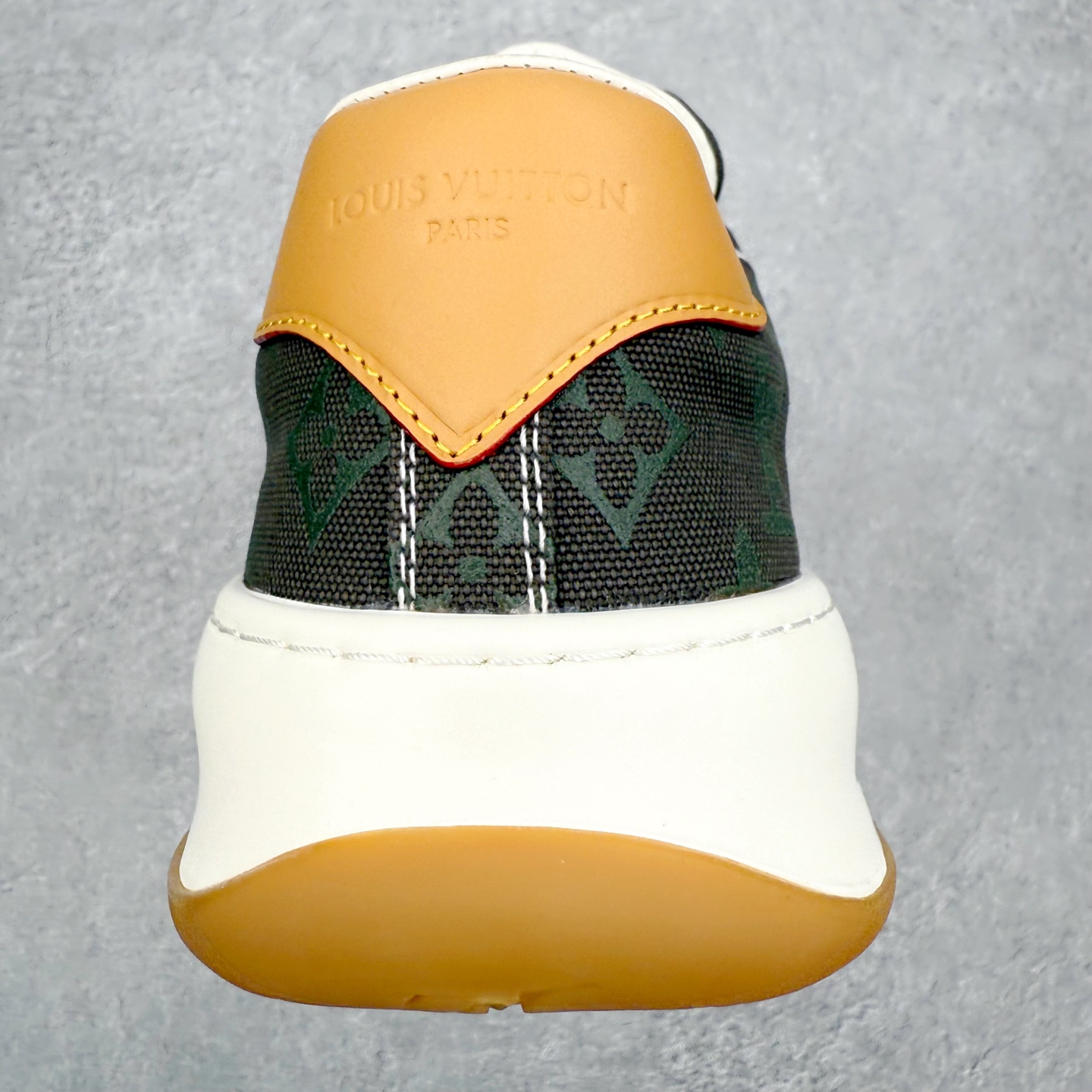 图片[8]-LOUIS VUITTON Tilted Low Sneakers lv倾斜系列低帮复古休闲运动文化百搭板鞋 广东原产#升级原楦型开发纸版#厚实抽屉礼品鞋盒及包装说明书防尘布袋物件(附送官方快递加固牛皮纸外盒!!)#采用Monogram 丹宁布鞋面材质#鞋垫嵌入软脚感EVA物料#后跟耐弯折滴塑支撑片#全新开发TPR光泽组合隔色鞋底❗尺码：39 40 41 42 43 44 45-选品中心