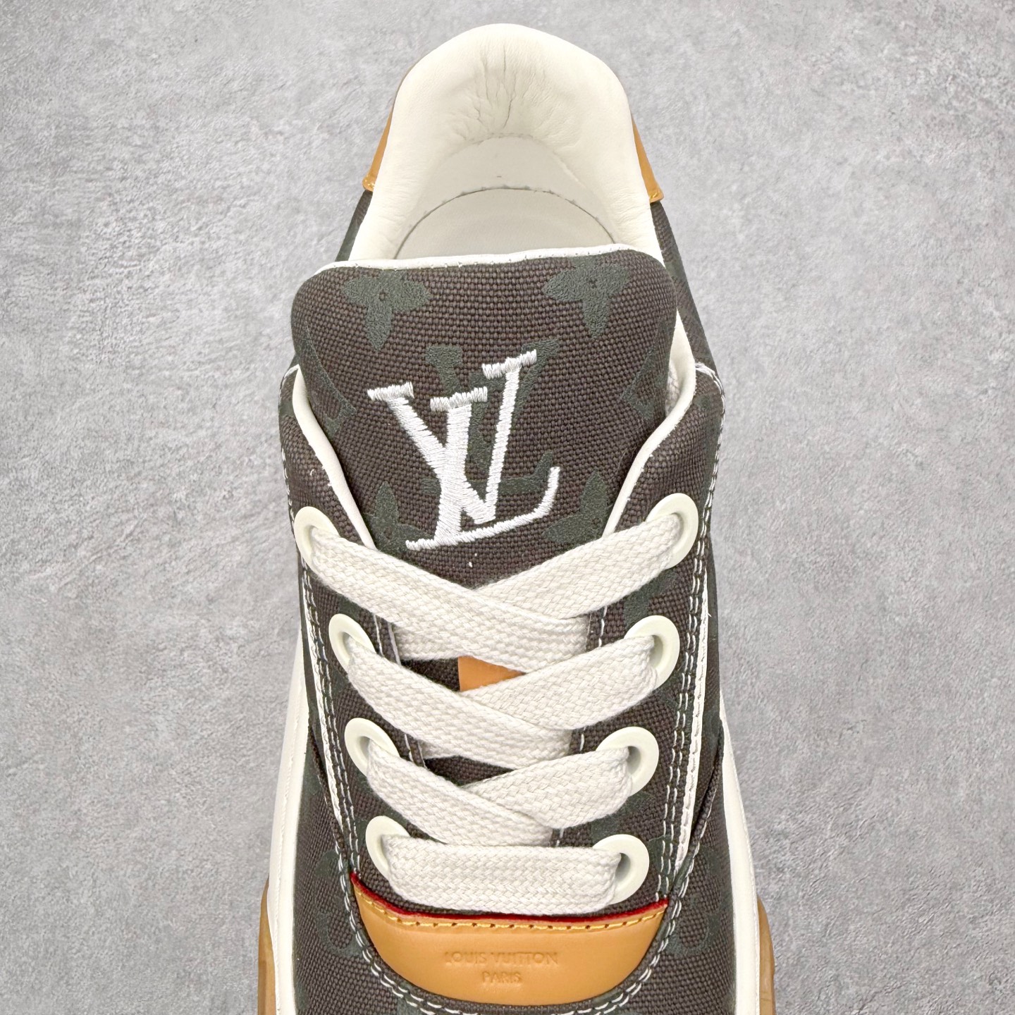 图片[5]-LOUIS VUITTON Tilted Low Sneakers lv倾斜系列低帮复古休闲运动文化百搭板鞋 广东原产#升级原楦型开发纸版#厚实抽屉礼品鞋盒及包装说明书防尘布袋物件(附送官方快递加固牛皮纸外盒!!)#采用Monogram 丹宁布鞋面材质#鞋垫嵌入软脚感EVA物料#后跟耐弯折滴塑支撑片#全新开发TPR光泽组合隔色鞋底❗尺码：39 40 41 42 43 44 45-选品中心