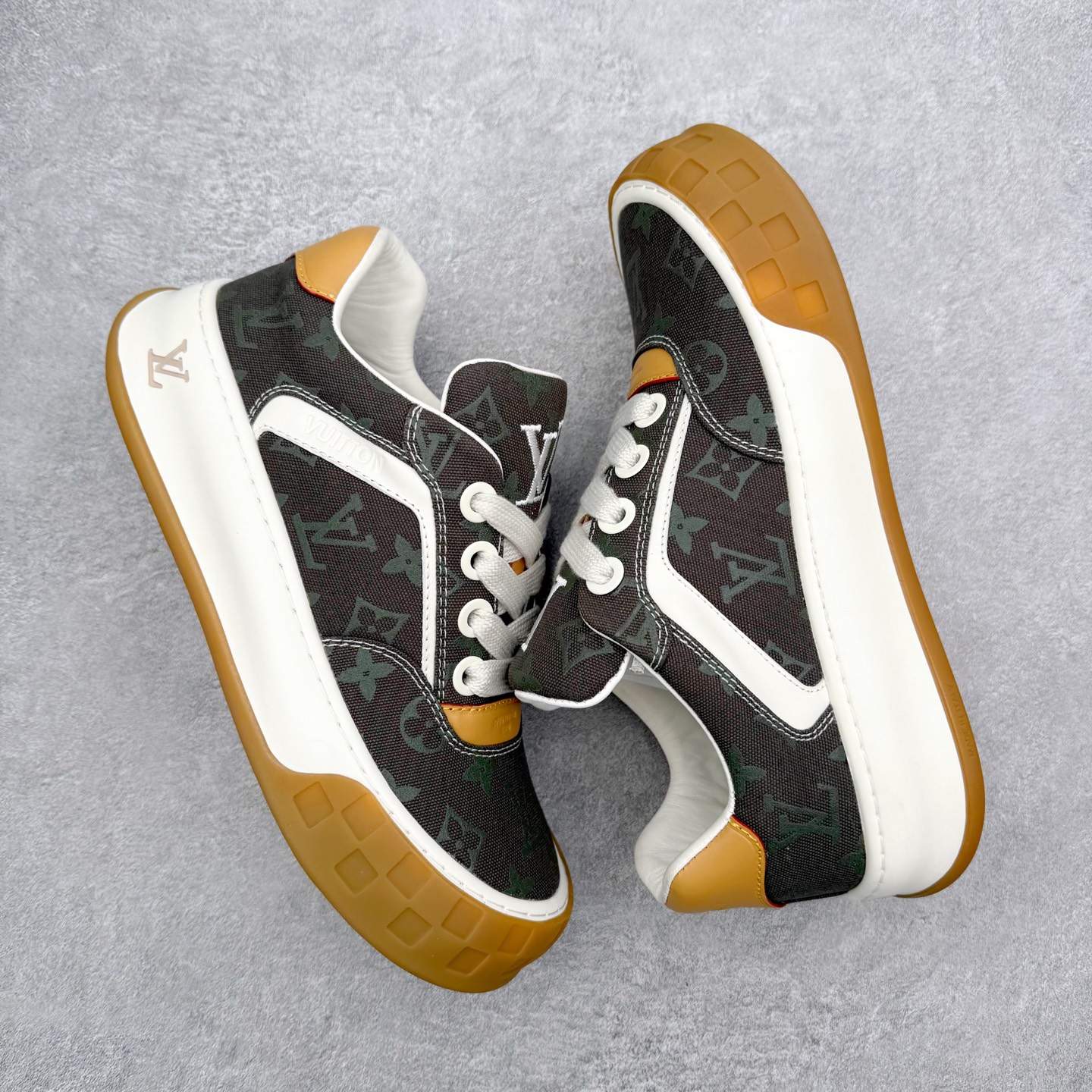 图片[3]-LOUIS VUITTON Tilted Low Sneakers lv倾斜系列低帮复古休闲运动文化百搭板鞋 广东原产#升级原楦型开发纸版#厚实抽屉礼品鞋盒及包装说明书防尘布袋物件(附送官方快递加固牛皮纸外盒!!)#采用Monogram 丹宁布鞋面材质#鞋垫嵌入软脚感EVA物料#后跟耐弯折滴塑支撑片#全新开发TPR光泽组合隔色鞋底❗尺码：39 40 41 42 43 44 45-选品中心