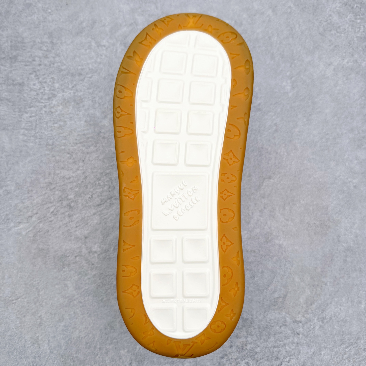 图片[9]-LOUIS VUITTON Tilted Low Sneakers lv倾斜系列低帮复古休闲运动文化百搭板鞋 广东原产#升级原楦型开发纸版#厚实抽屉礼品鞋盒及包装说明书防尘布袋物件(附送官方快递加固牛皮纸外盒!!)#采用Monogram 丹宁布鞋面材质#鞋垫嵌入软脚感EVA物料#后跟耐弯折滴塑支撑片#全新开发TPR光泽组合隔色鞋底❗尺码：39 40 41 42 43 44 45-选品中心