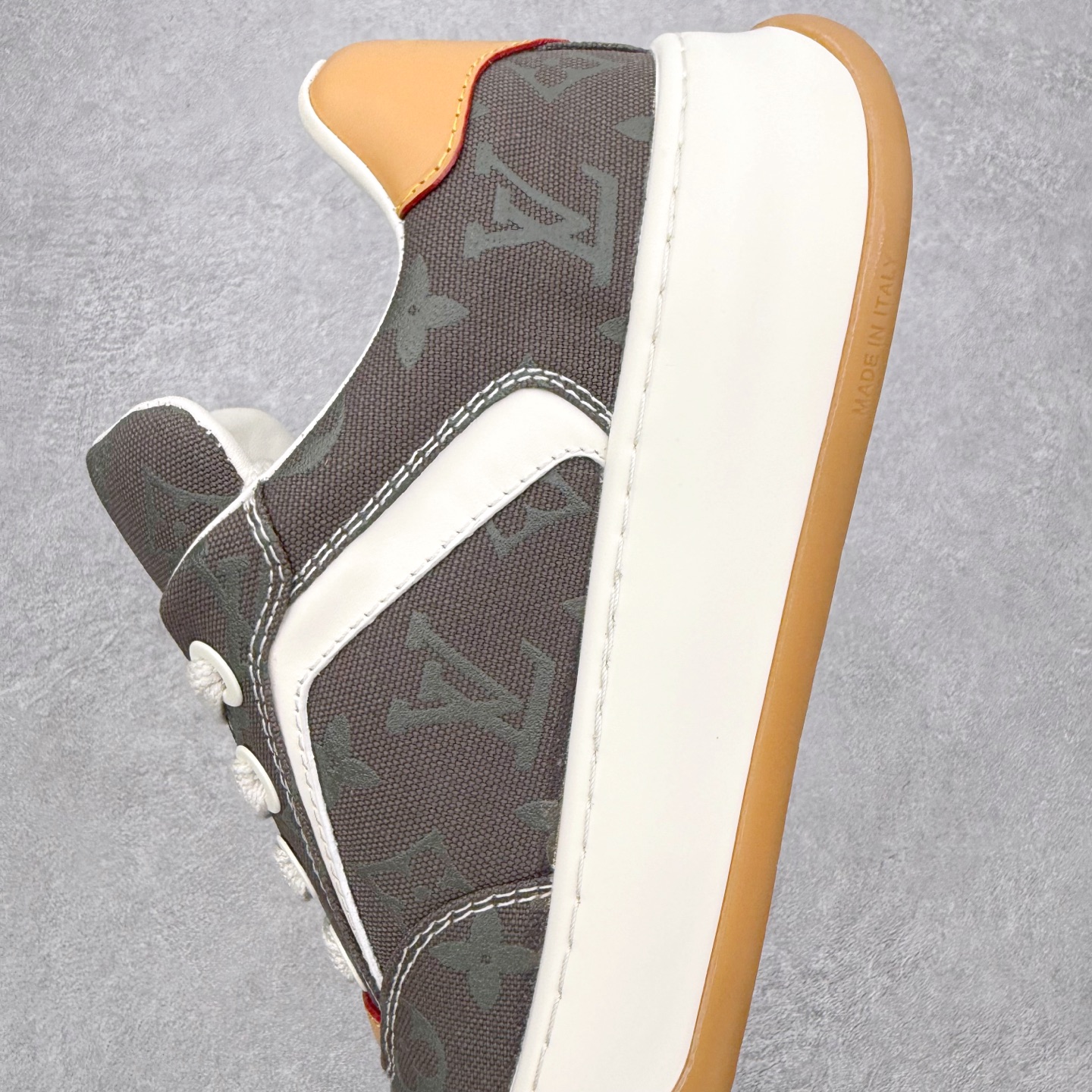 图片[7]-LOUIS VUITTON Tilted Low Sneakers lv倾斜系列低帮复古休闲运动文化百搭板鞋 广东原产#升级原楦型开发纸版#厚实抽屉礼品鞋盒及包装说明书防尘布袋物件(附送官方快递加固牛皮纸外盒!!)#采用Monogram 丹宁布鞋面材质#鞋垫嵌入软脚感EVA物料#后跟耐弯折滴塑支撑片#全新开发TPR光泽组合隔色鞋底❗尺码：39 40 41 42 43 44 45-选品中心